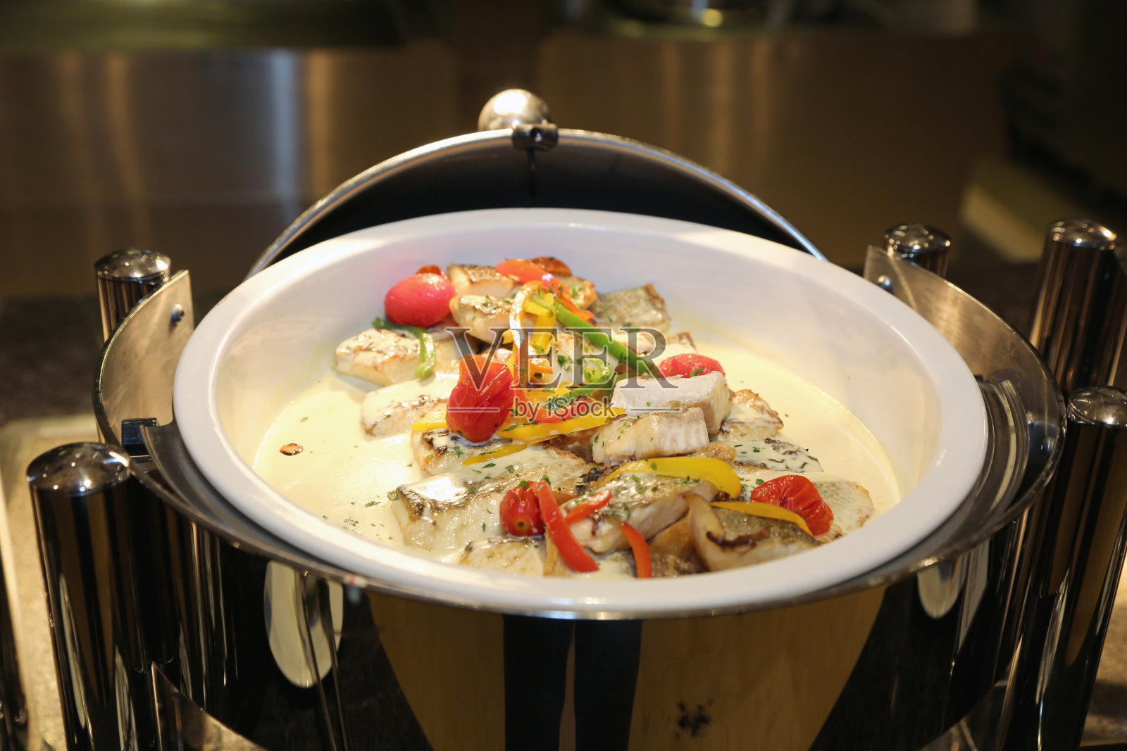 海鲜自助餐配金枪鱼，鲣鱼，蘑菇，辣椒照片摄影图片