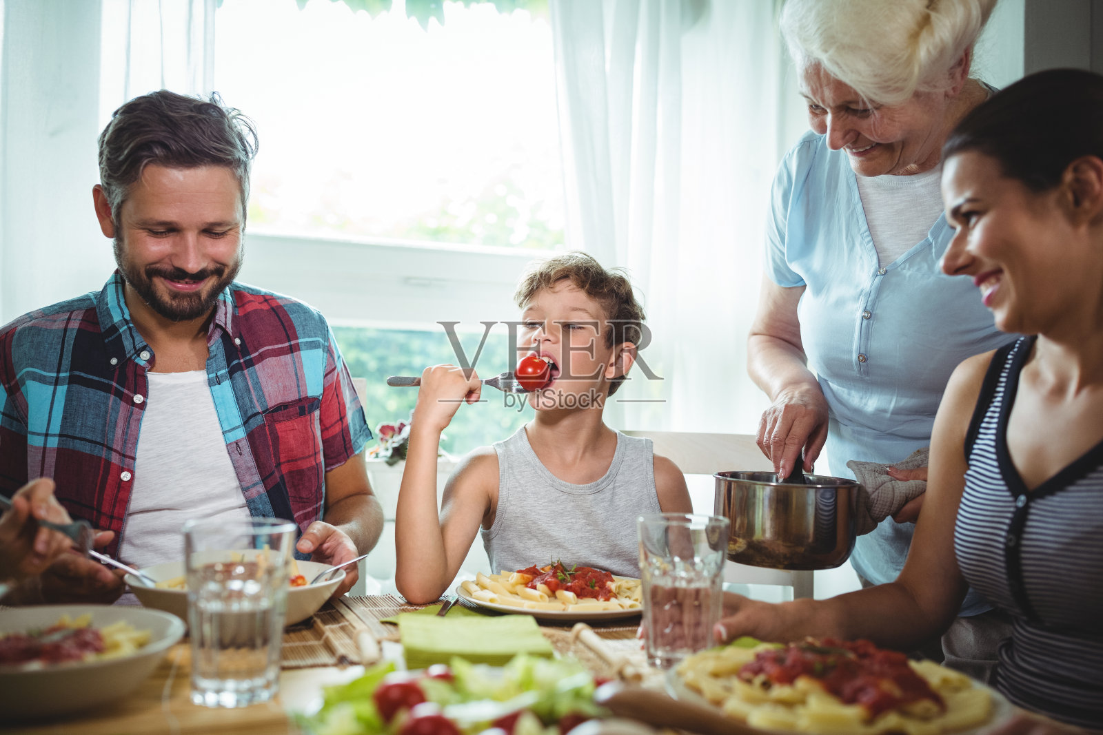 家人一起吃饭照片摄影图片