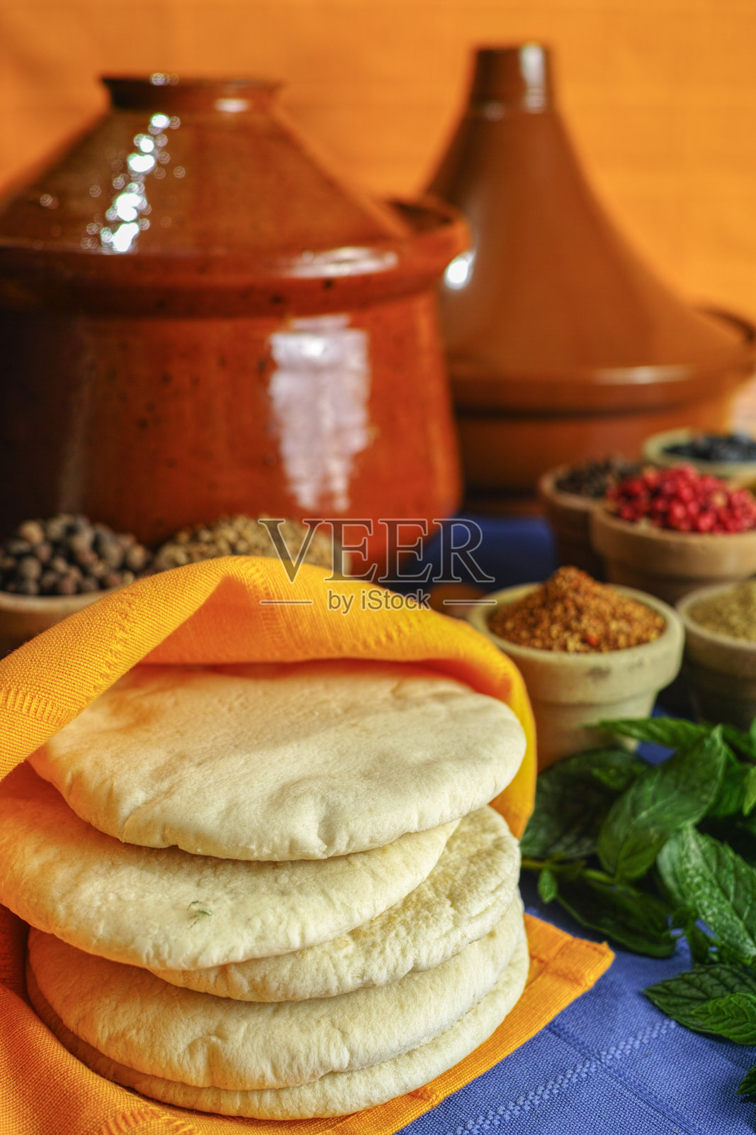 传统新鲜的土耳其皮塔饼和收藏不同照片摄影图片