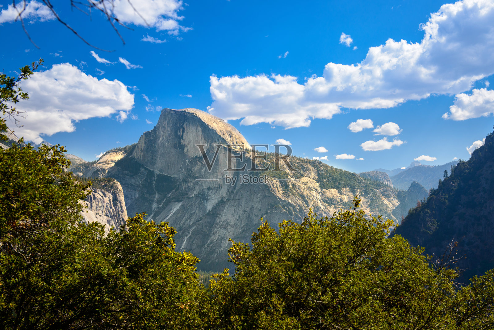 约塞米蒂国家公园的半圆顶照片摄影图片