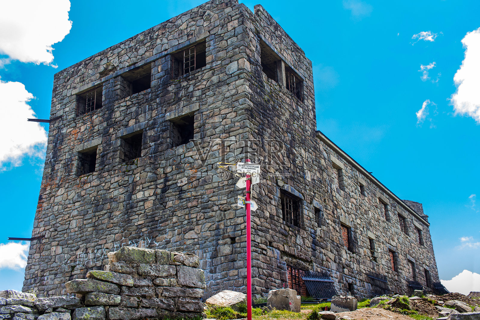 匹普伊万山上的古老天文台的废墟照片摄影图片