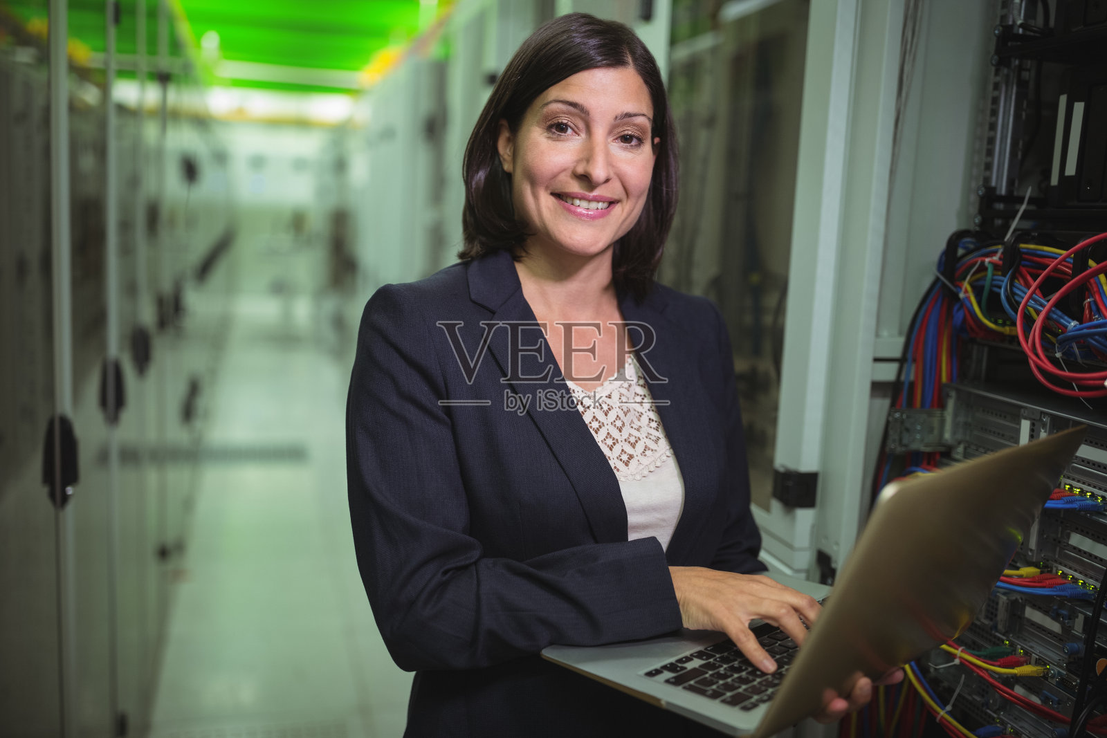 技术员在分析服务器时使用笔记本电脑照片摄影图片