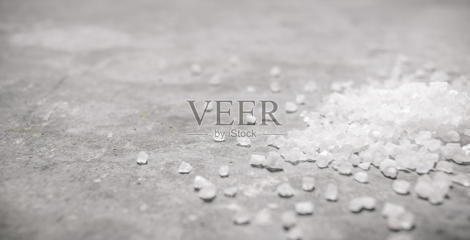 粗盐。在石头的背景。照片摄影图片