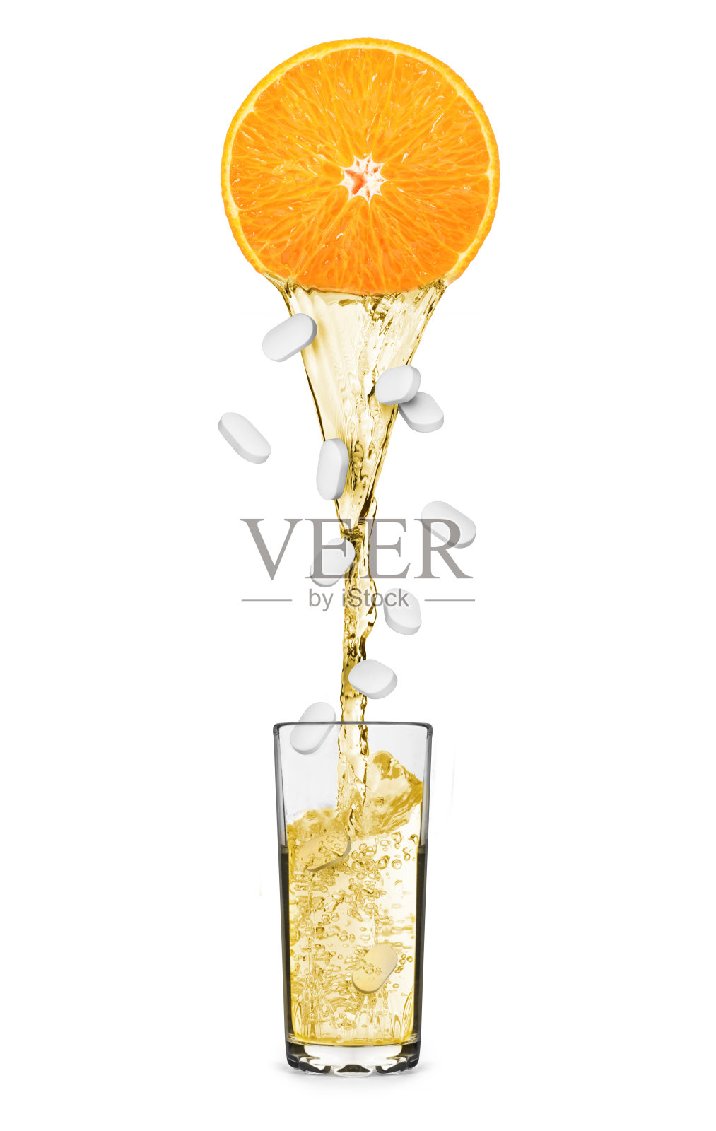 果汁从玻璃杯里的橘子里流出来。Conceptua照片摄影图片