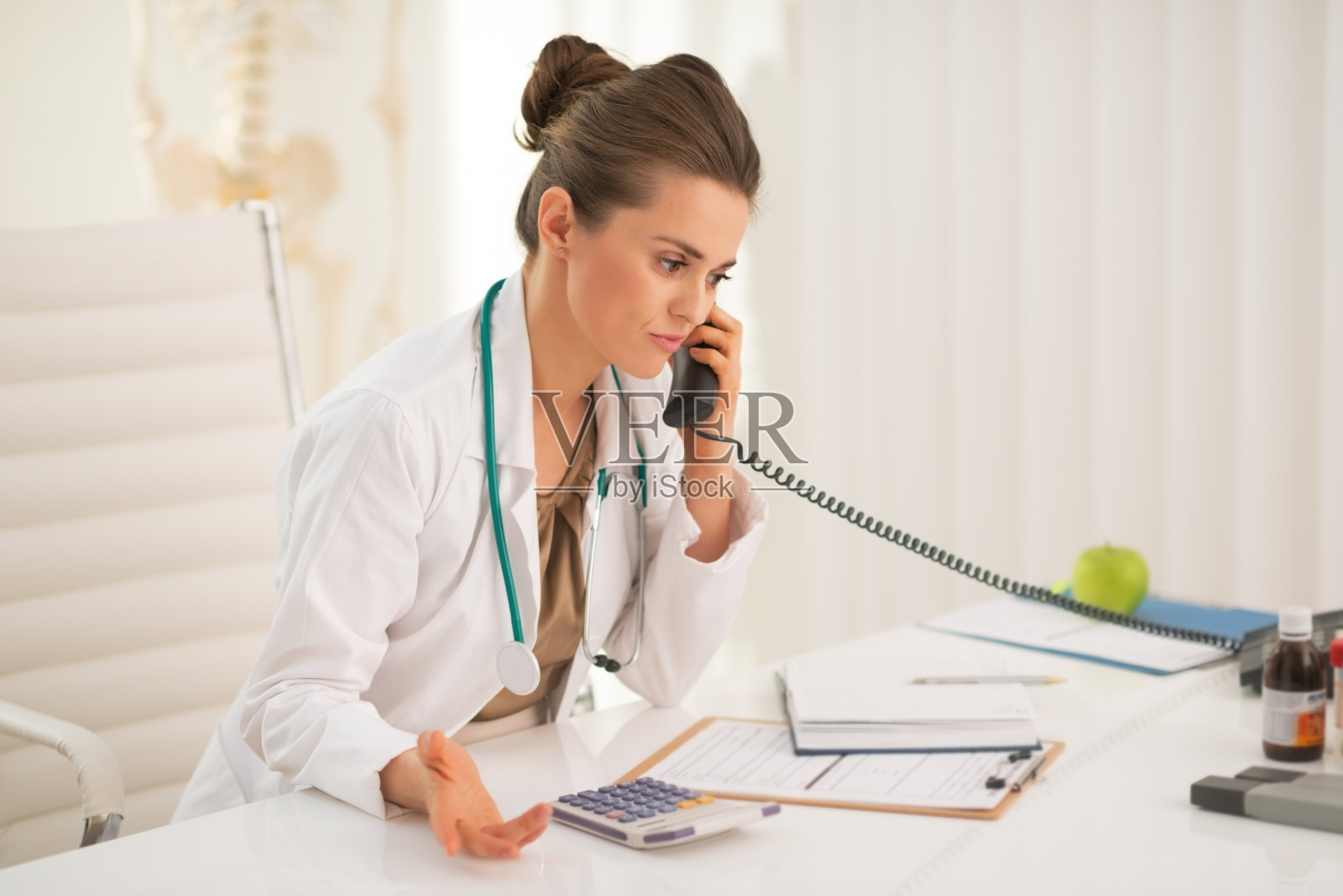 女医生在打电话照片摄影图片