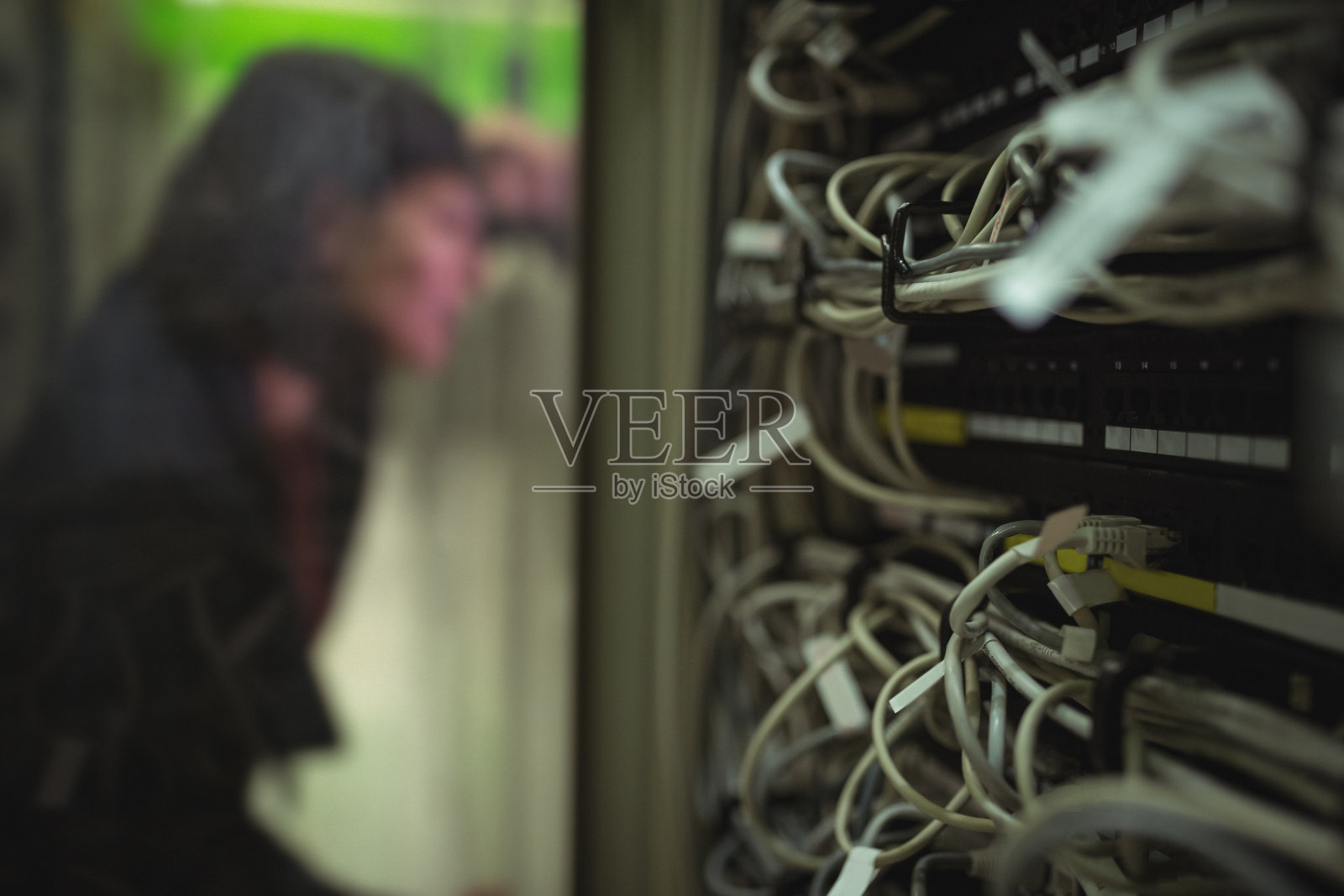 机架安装服务器的特写照片摄影图片