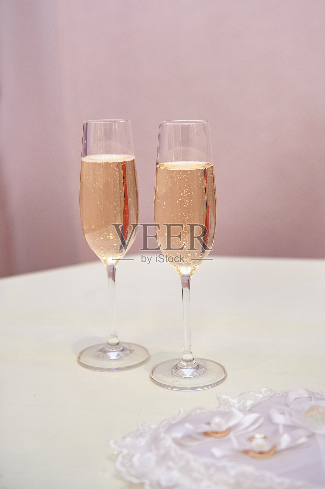 为婚礼准备的两杯香槟放在桌上照片摄影图片