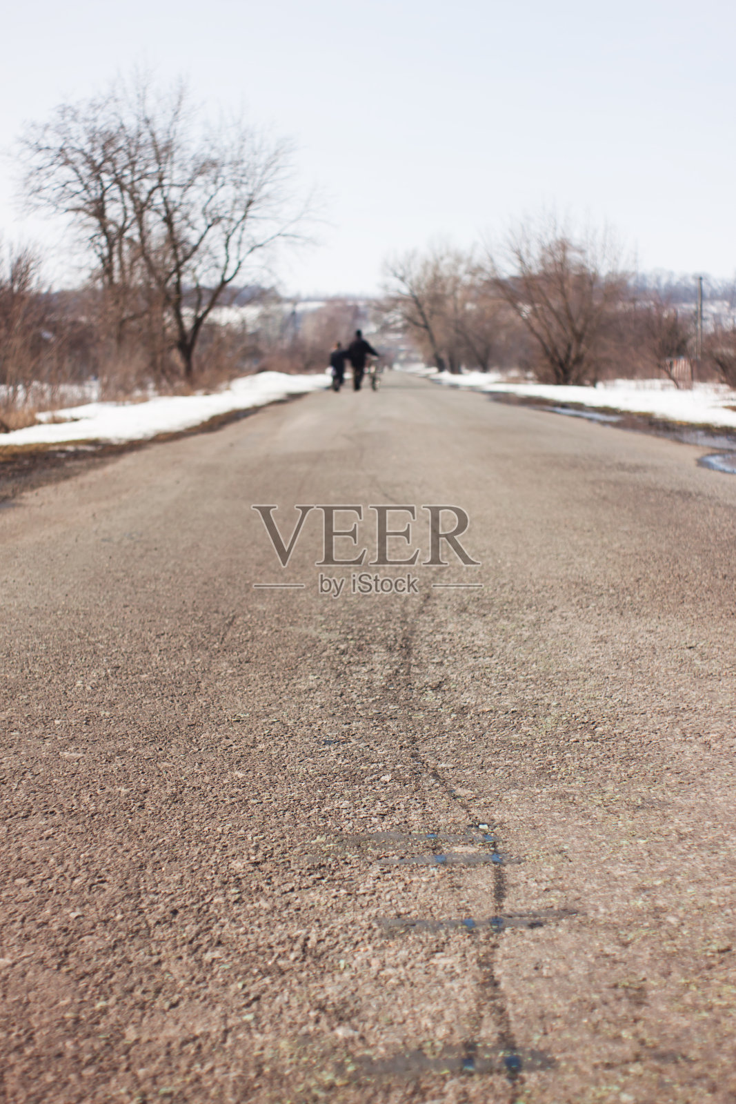 路上有车轮的痕迹照片摄影图片