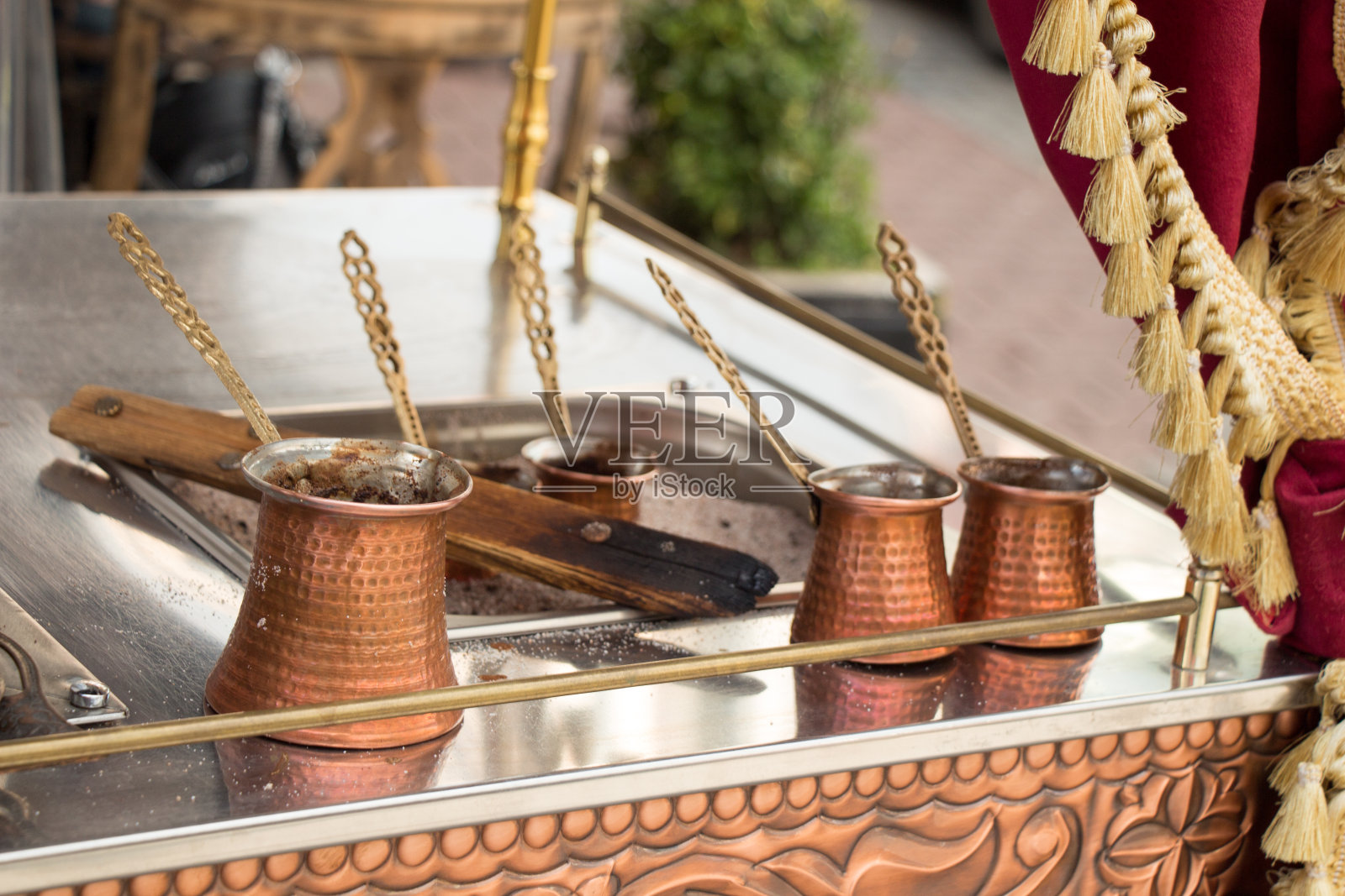 土耳其传统风格的金属咖啡壶照片摄影图片