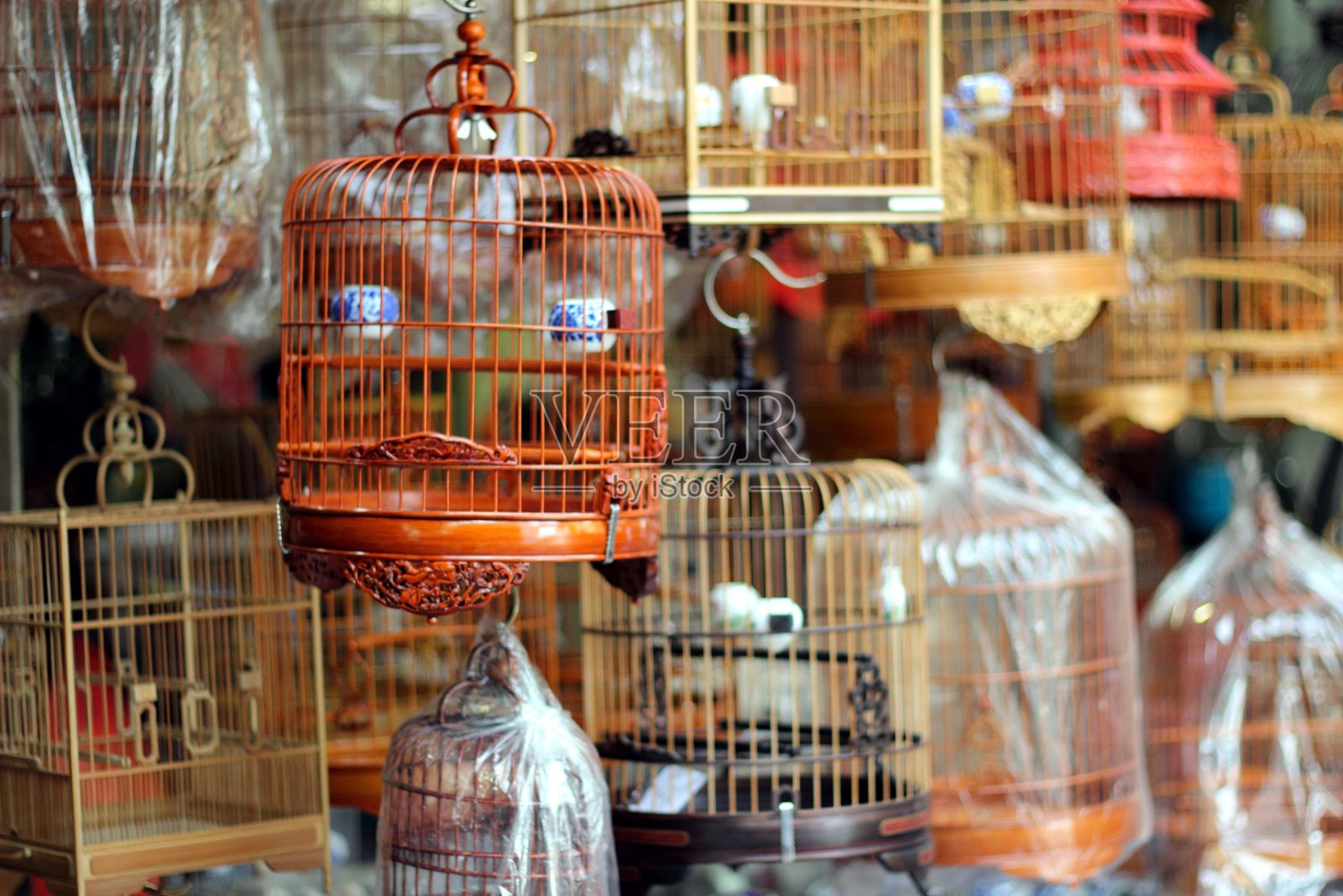 香港的雀鸟公园里有许多鸟笼照片摄影图片