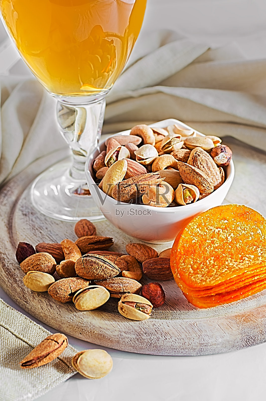 啤酒，薯条和坚果:杏仁，cachew，意大利薄饼，榛子，去壳杏仁照片摄影图片