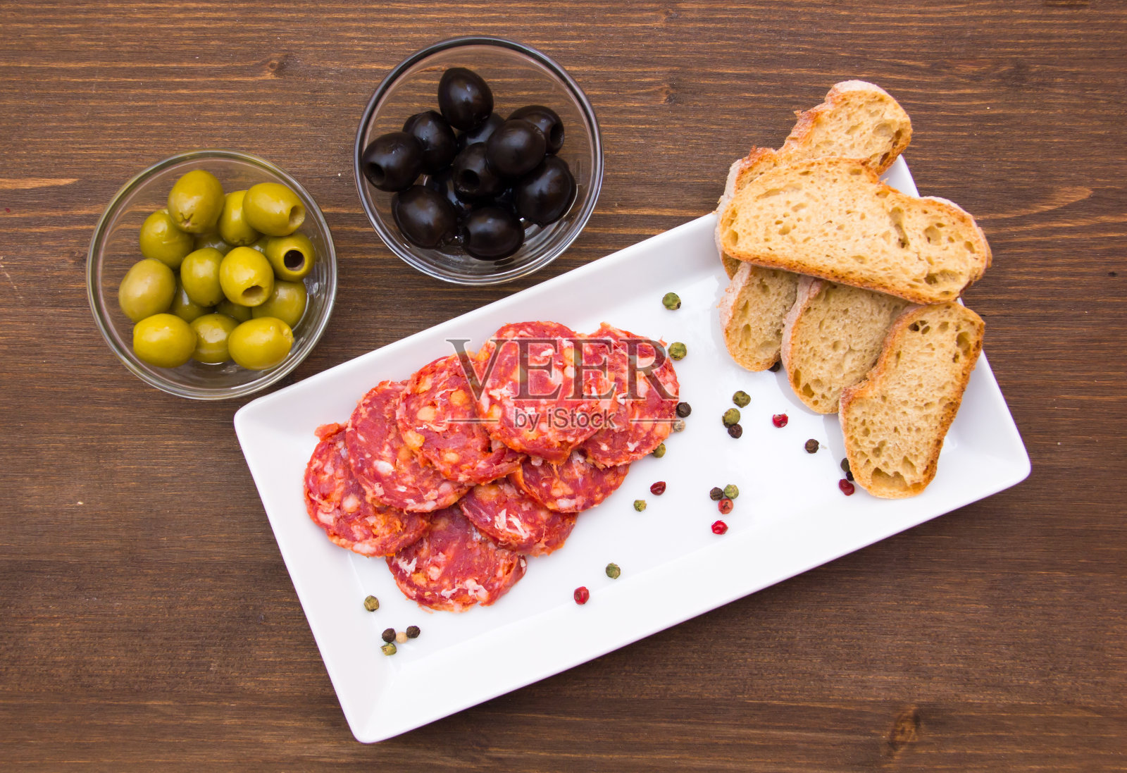 上面是意大利香肠和橄榄的开胃菜照片摄影图片