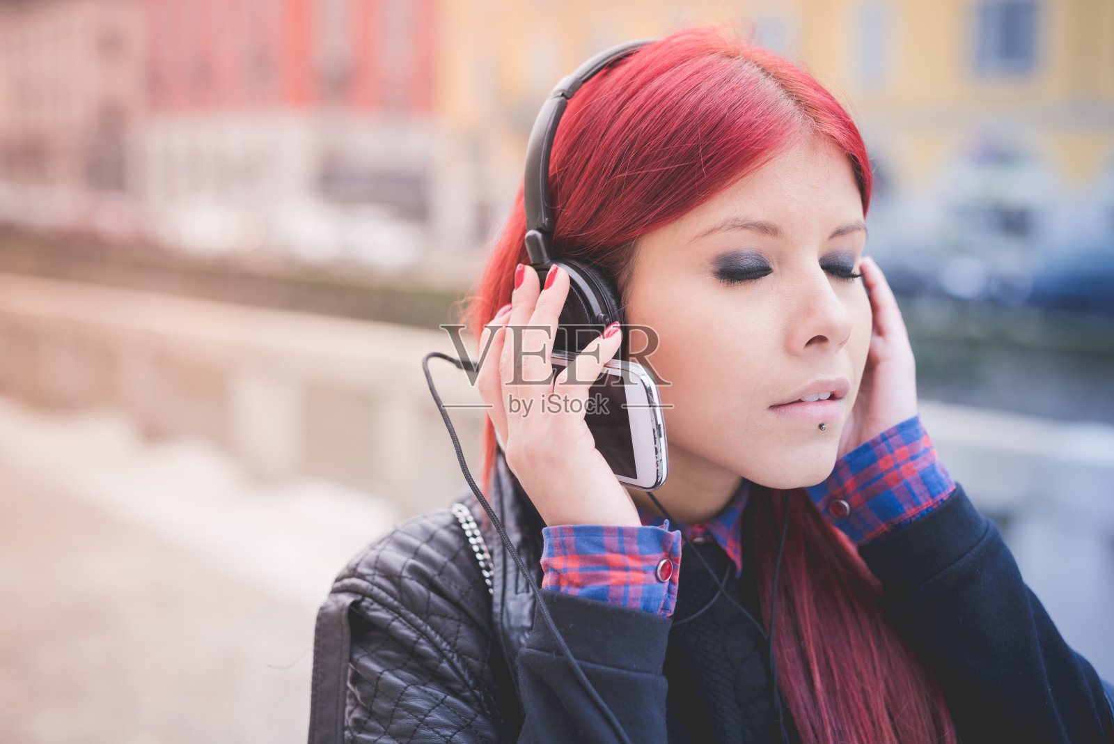 年轻漂亮的红发委内瑞拉女人生活方式听穆照片摄影图片