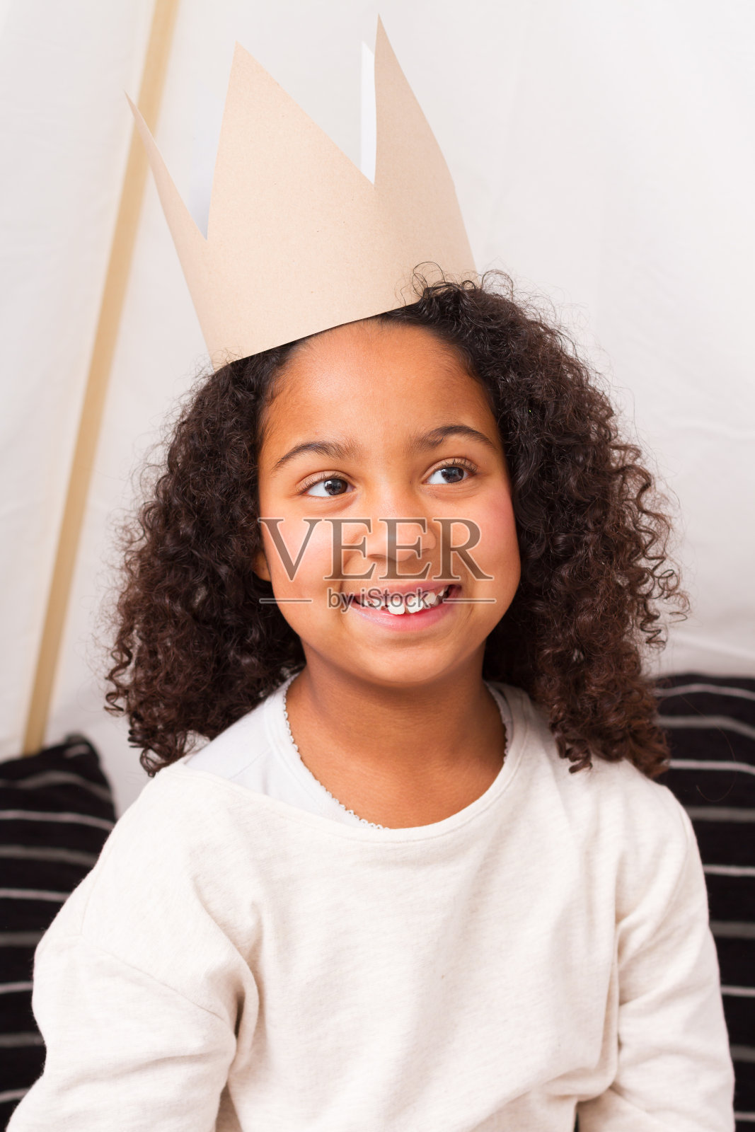 戴着纸王冠的小女孩照片摄影图片