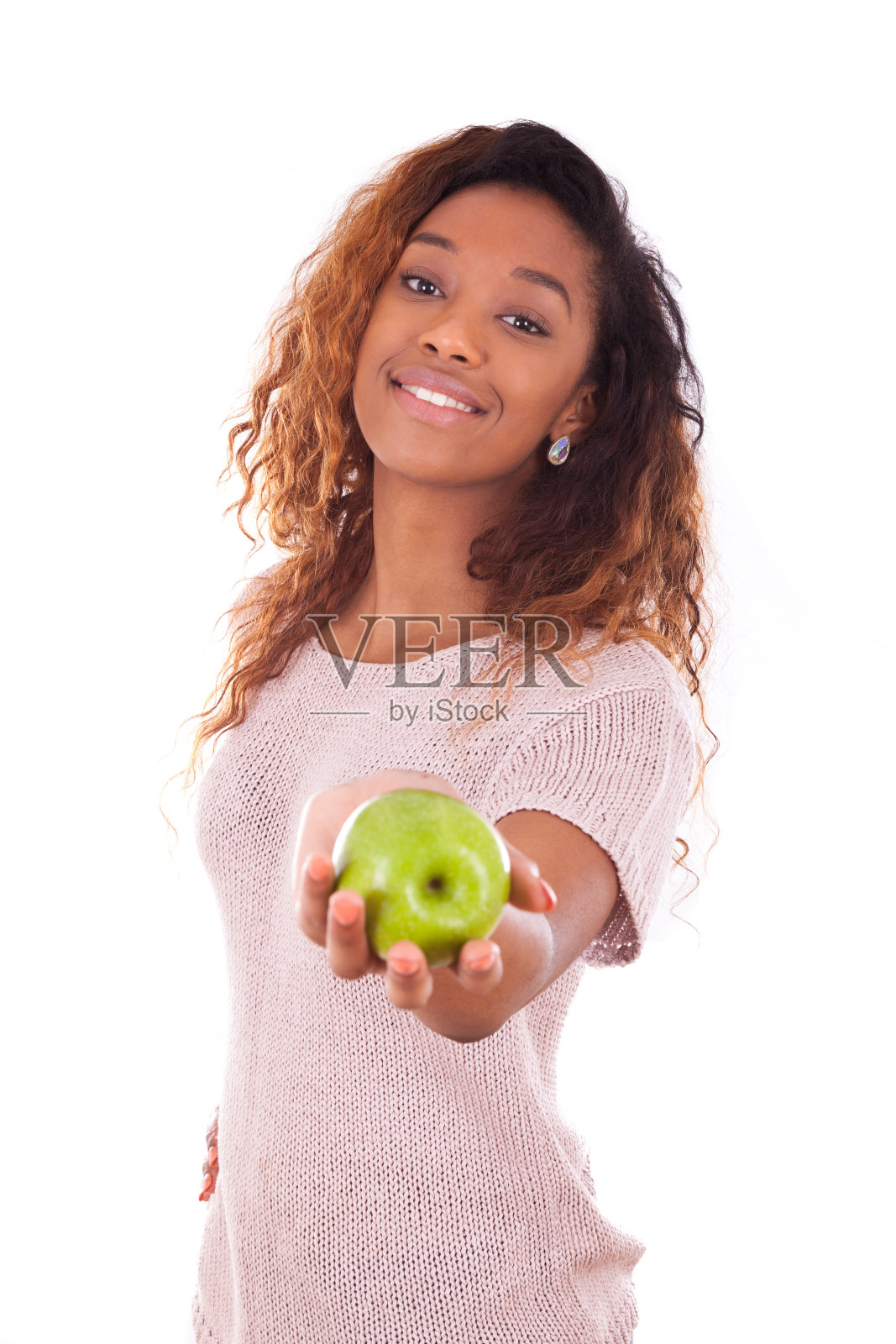 一个非洲裔美国年轻女子，手里拿着一个青苹果照片摄影图片