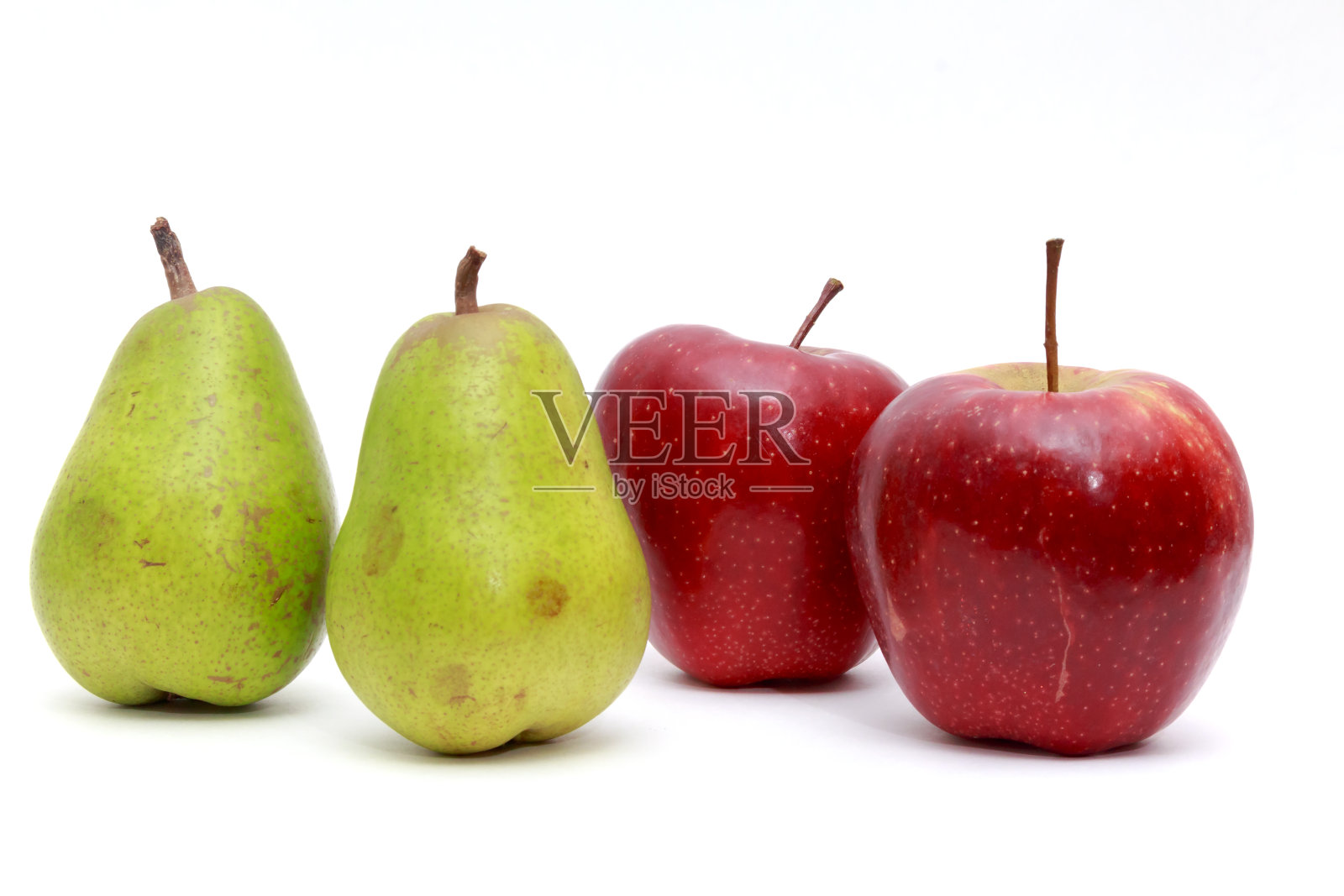 多汁的梨、苹果。在白色的背景上照片摄影图片