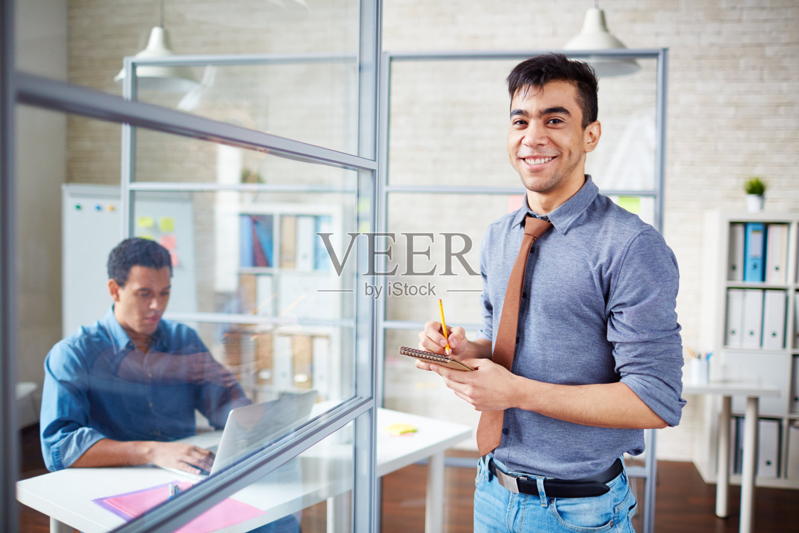 年轻的员工照片摄影图片
