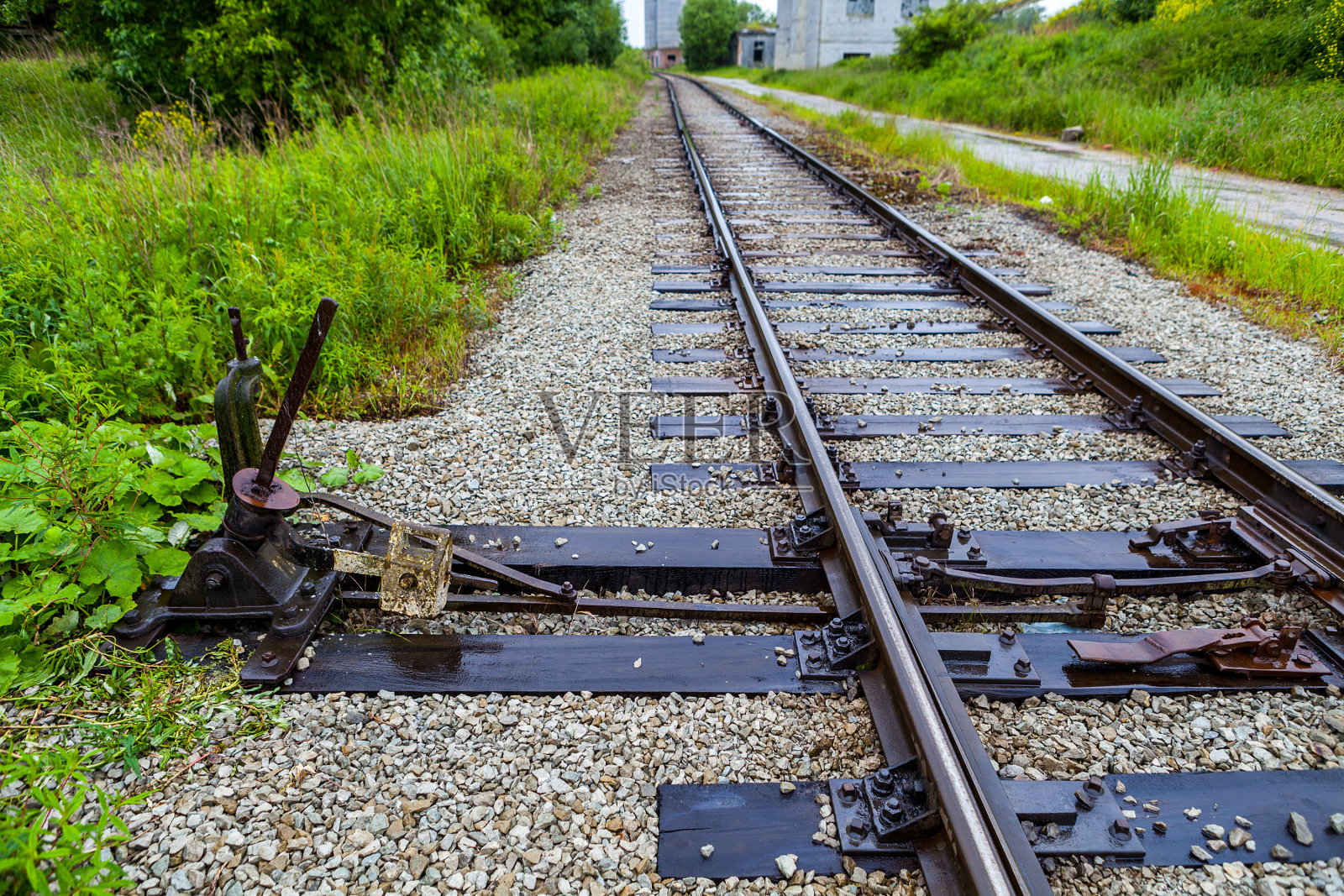 旧厂房上的手动铁路开关照片摄影图片