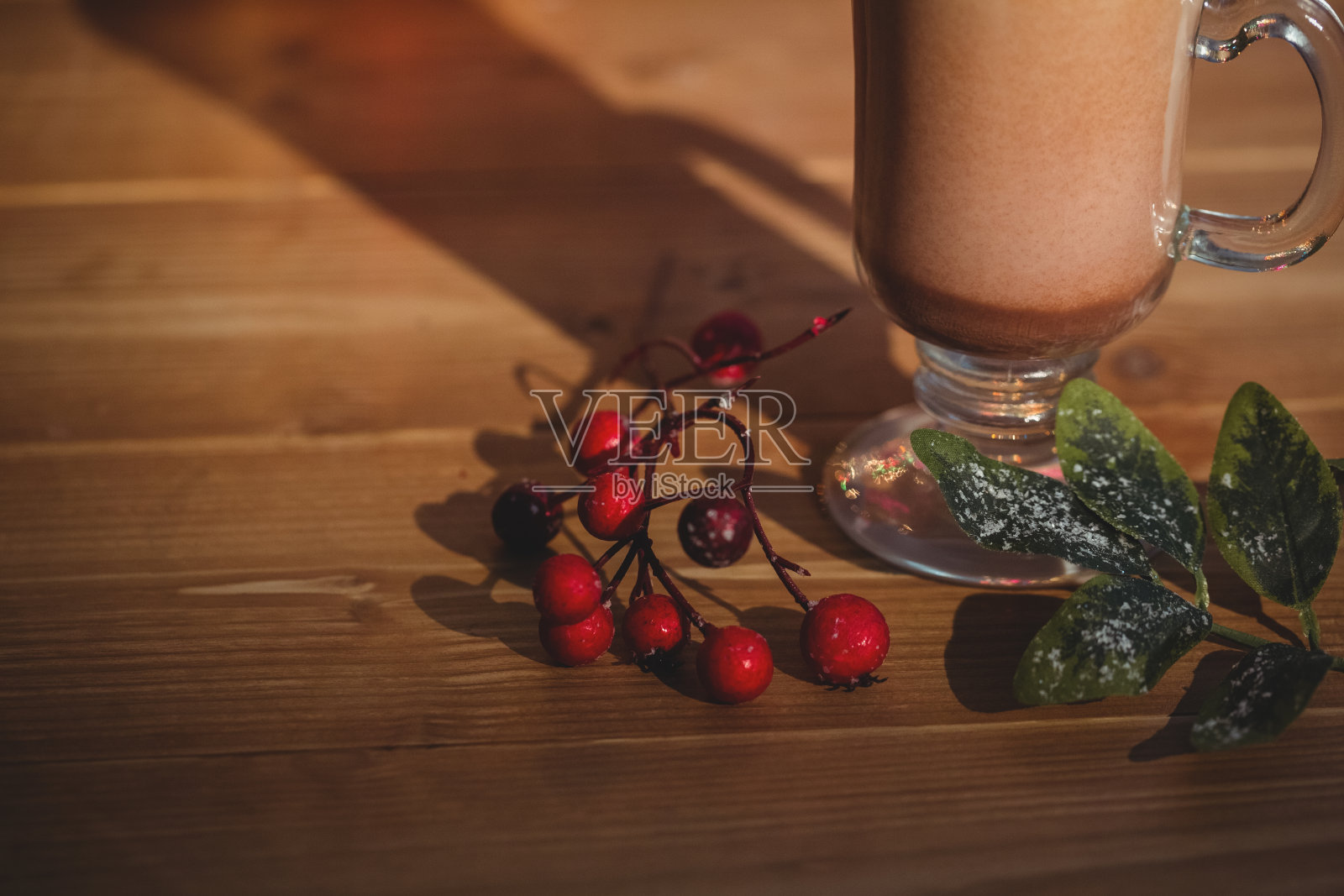 木桌上放着一杯樱桃咖啡照片摄影图片