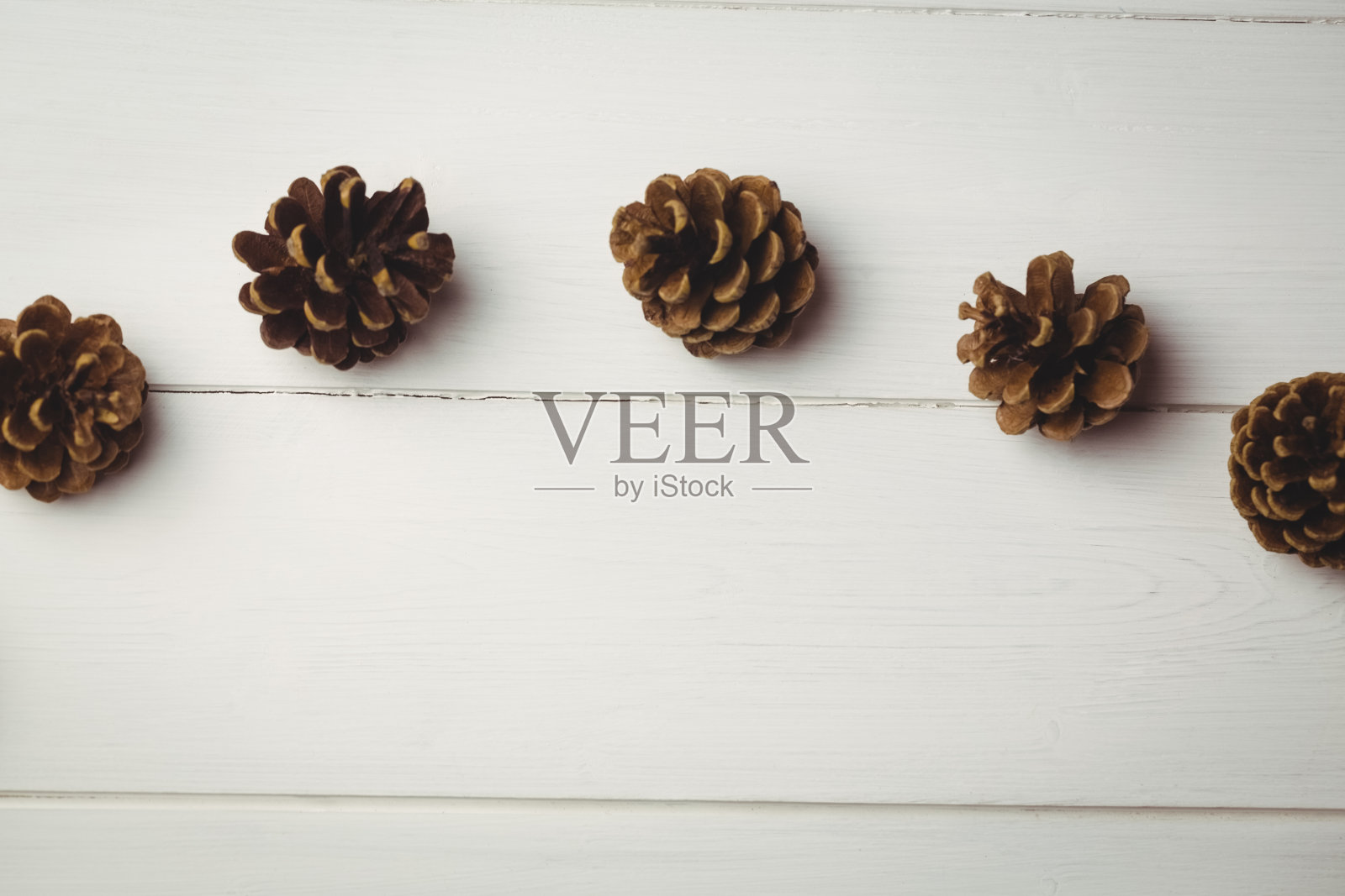 松果放在木桌上照片摄影图片