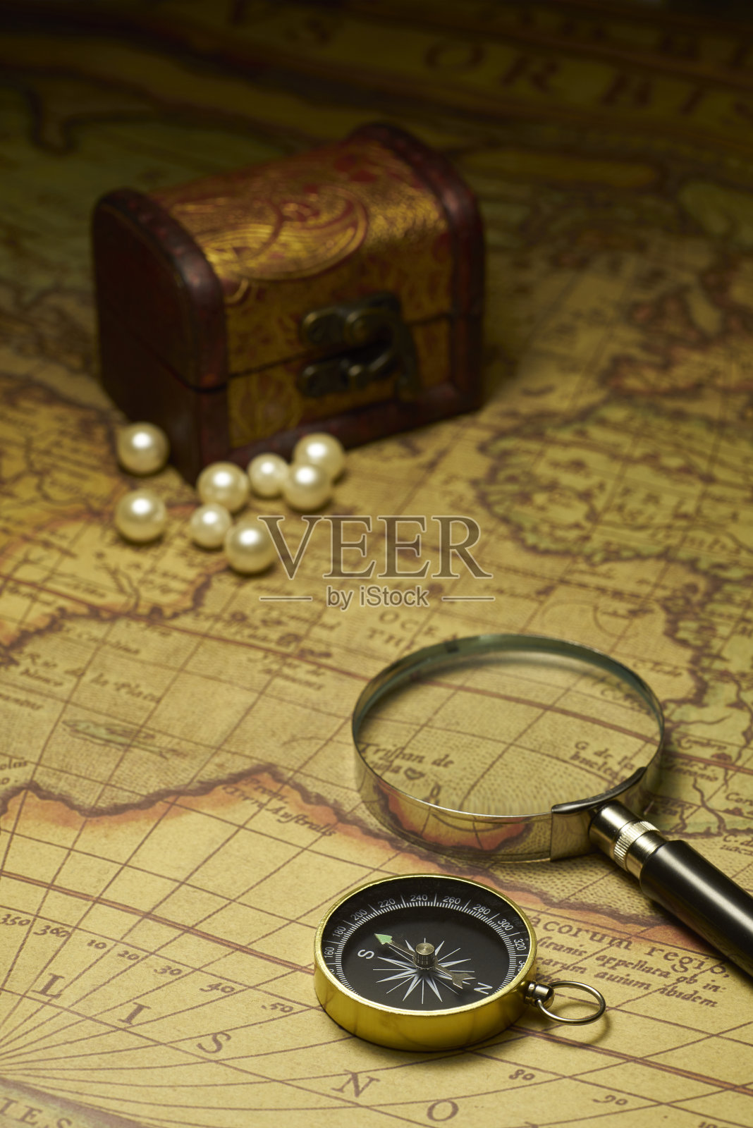 旧指南针和放大镜在古董地图上照片摄影图片