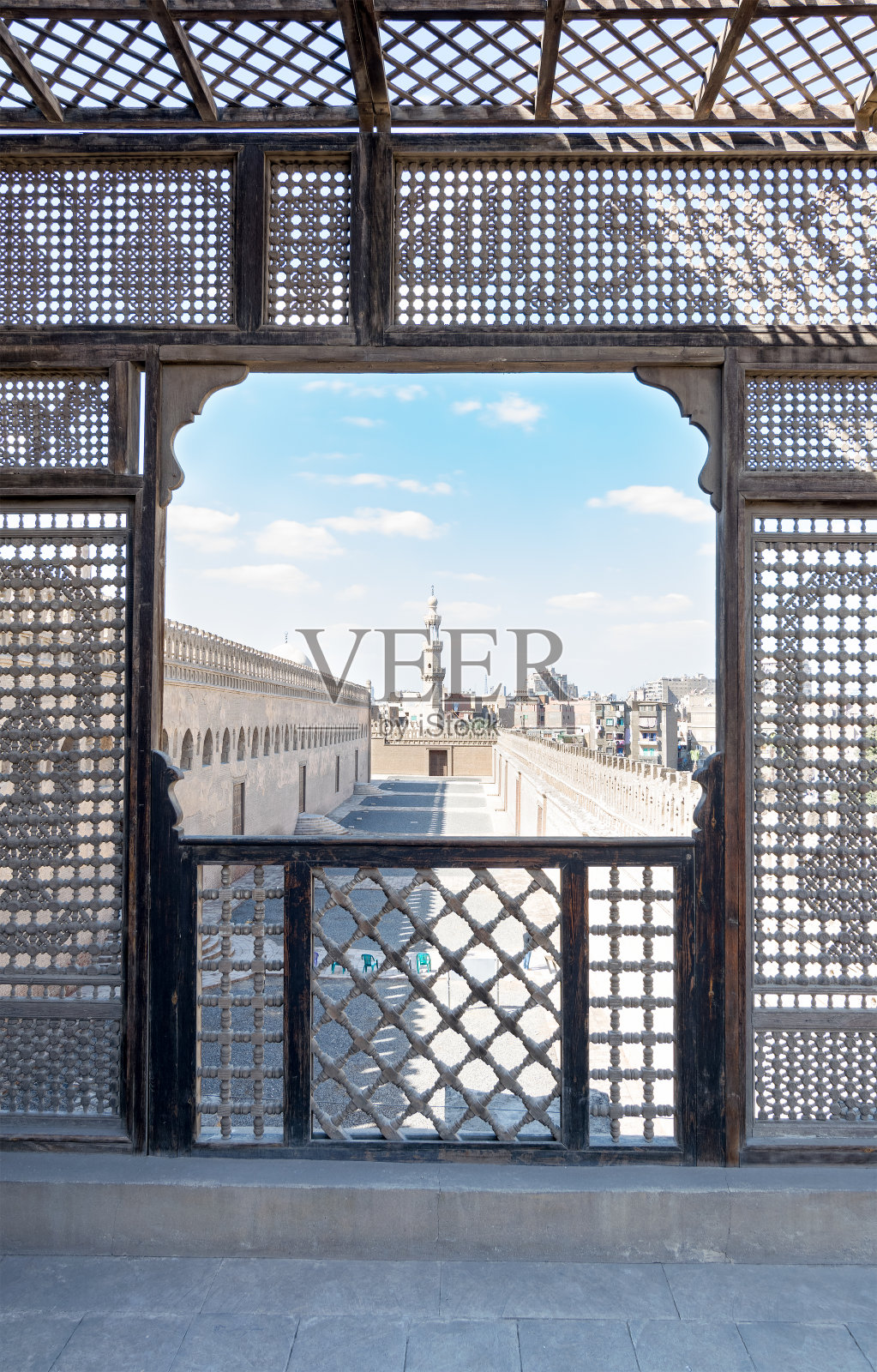 伊本·图伦清真寺周围的通道，由交错的木制穿孔墙（Mashrabiya）构成，埃及开罗照片摄影图片