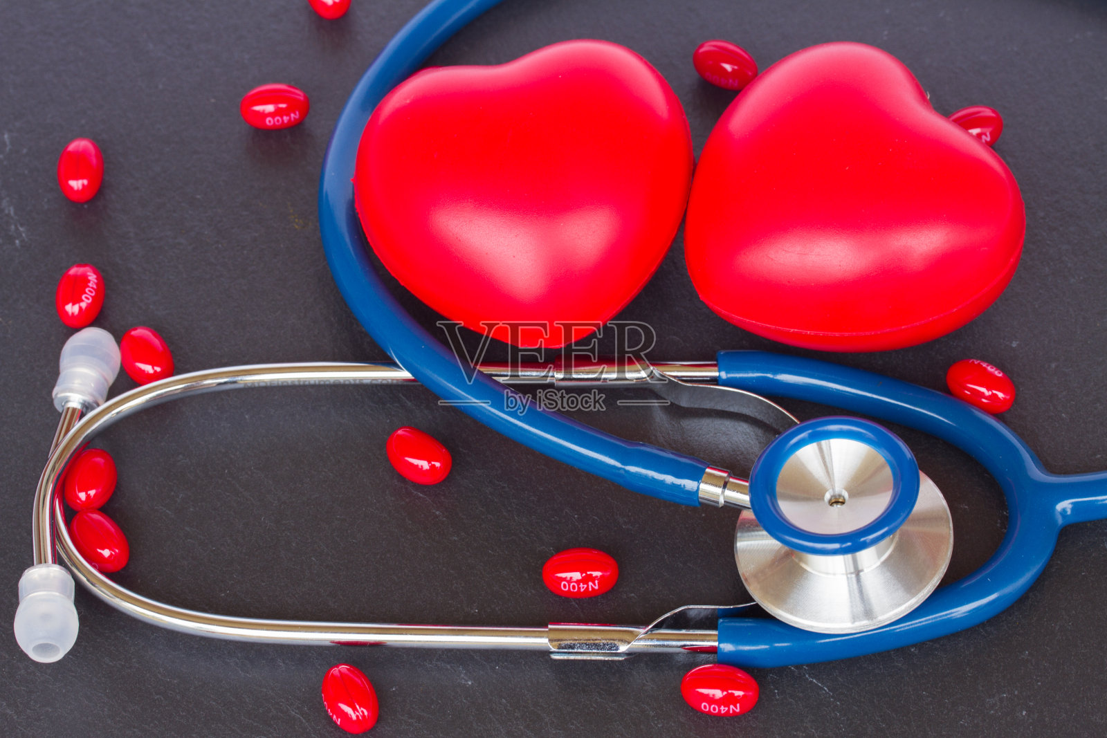 带有两个红心和药丸的听诊器照片摄影图片