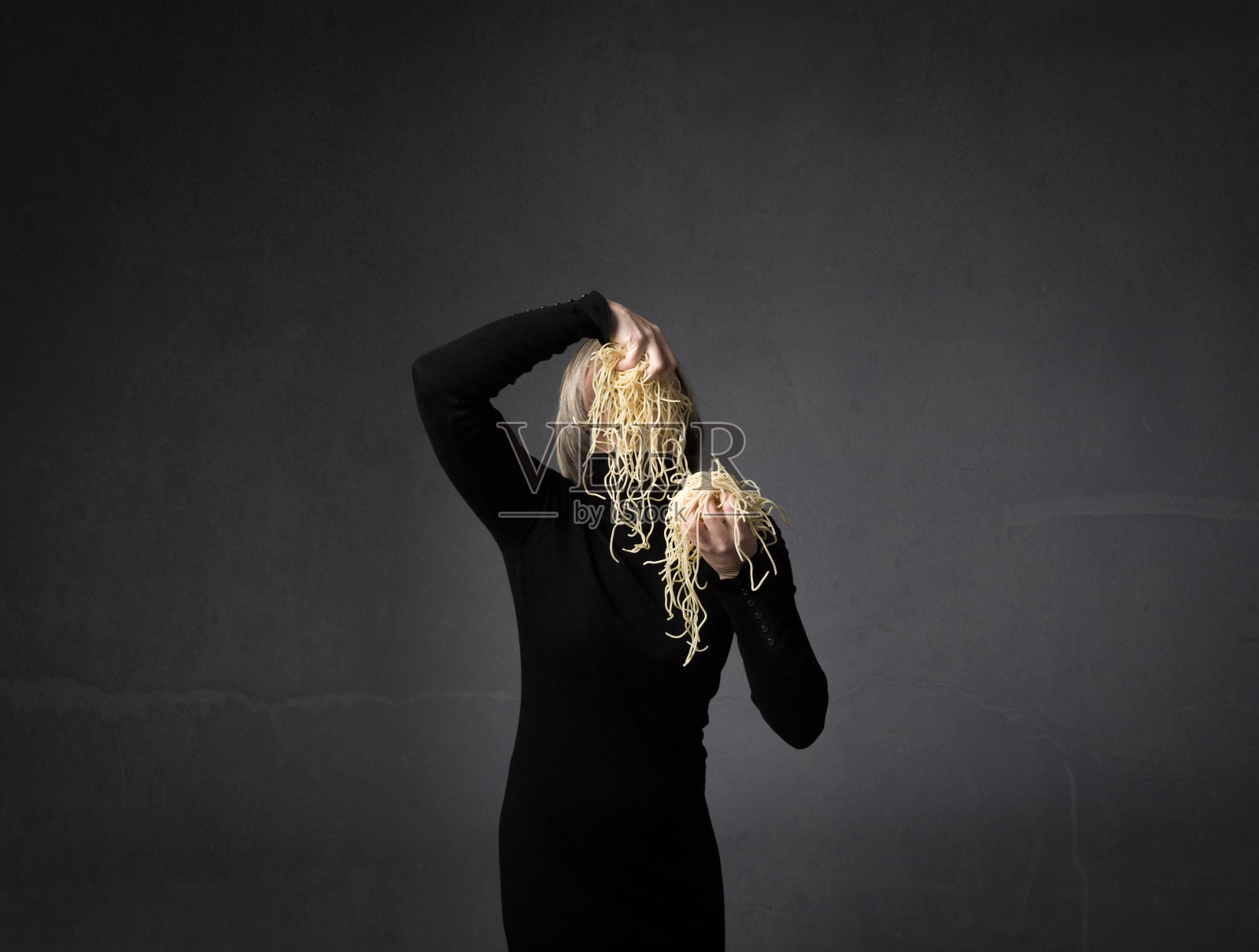 用手吃意大利面照片摄影图片