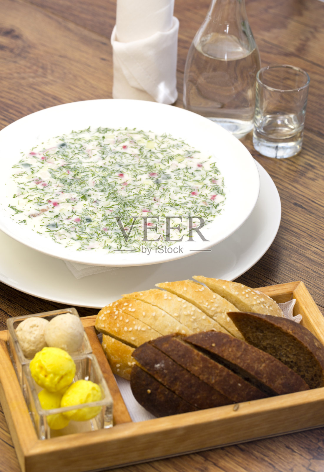 加蔬菜和香草的冷牛奶汤照片摄影图片