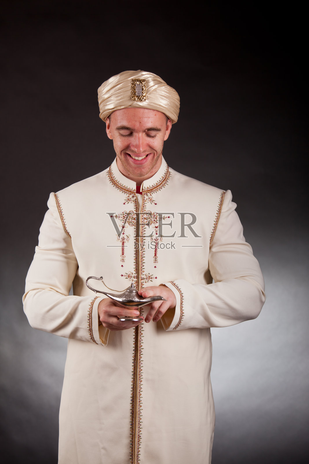 穿着精灵服装的年轻男人照片摄影图片