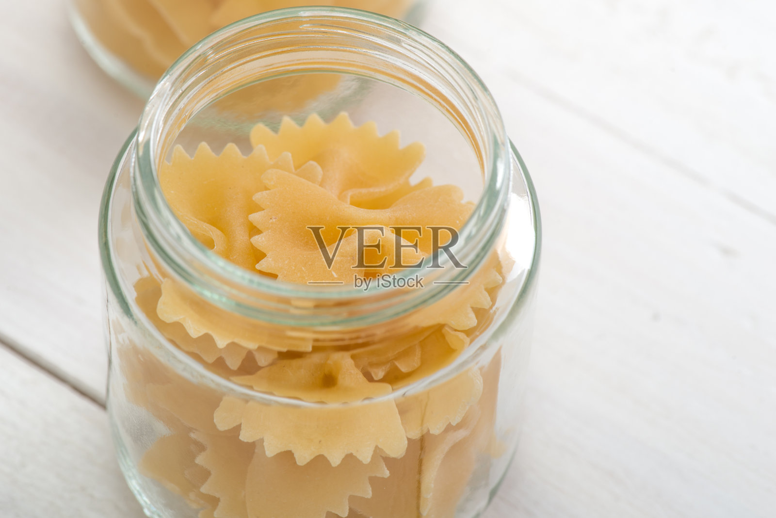 法法尔在白色的桌子上。照片摄影图片