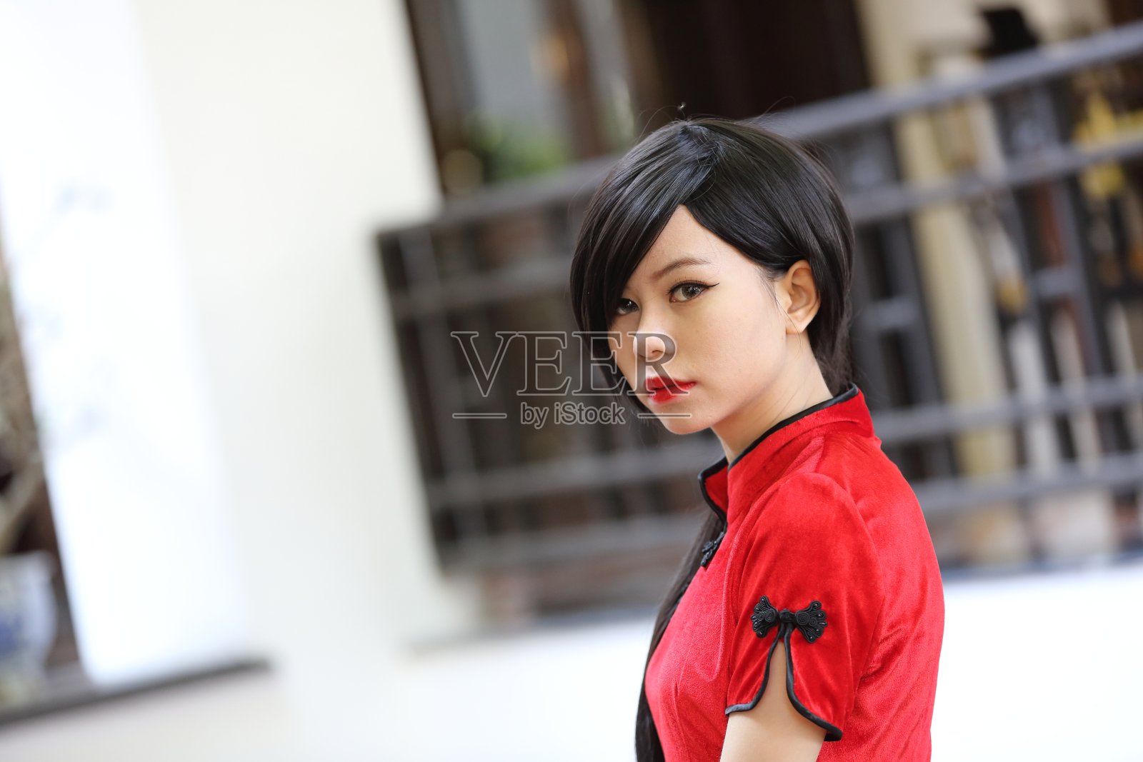 春节快乐。年轻美丽的亚洲女性穿着传统服饰照片摄影图片