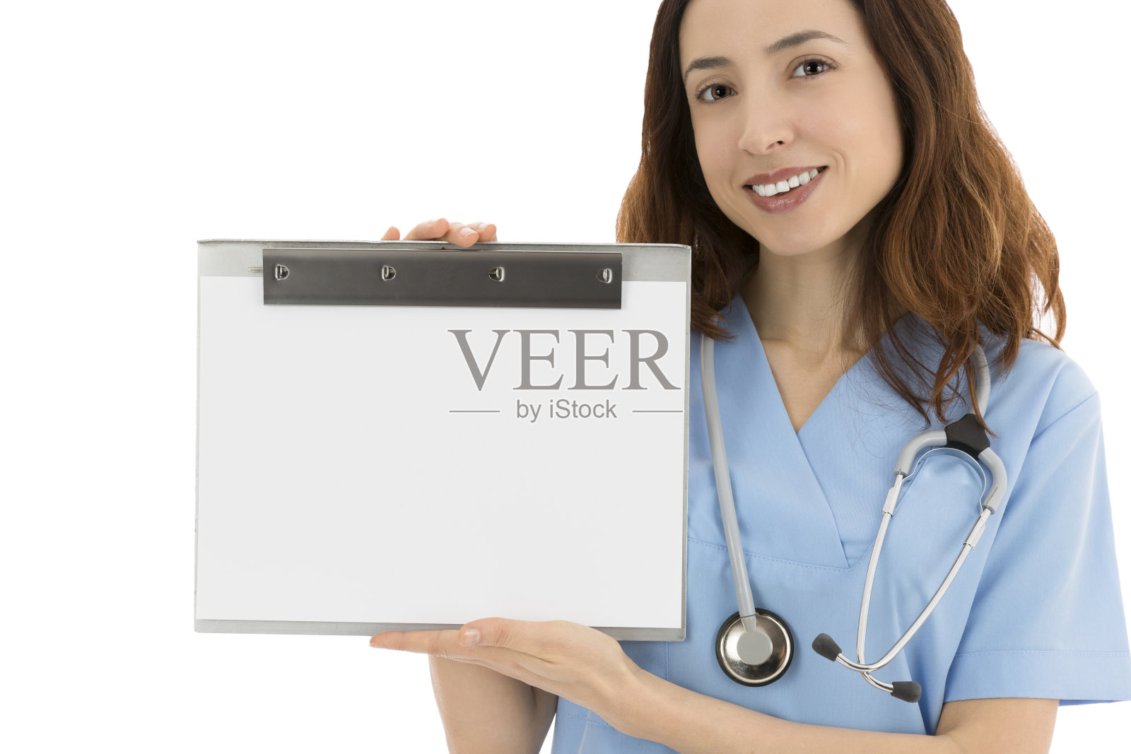 手持空白剪贴板做广告的女护士或医生照片摄影图片