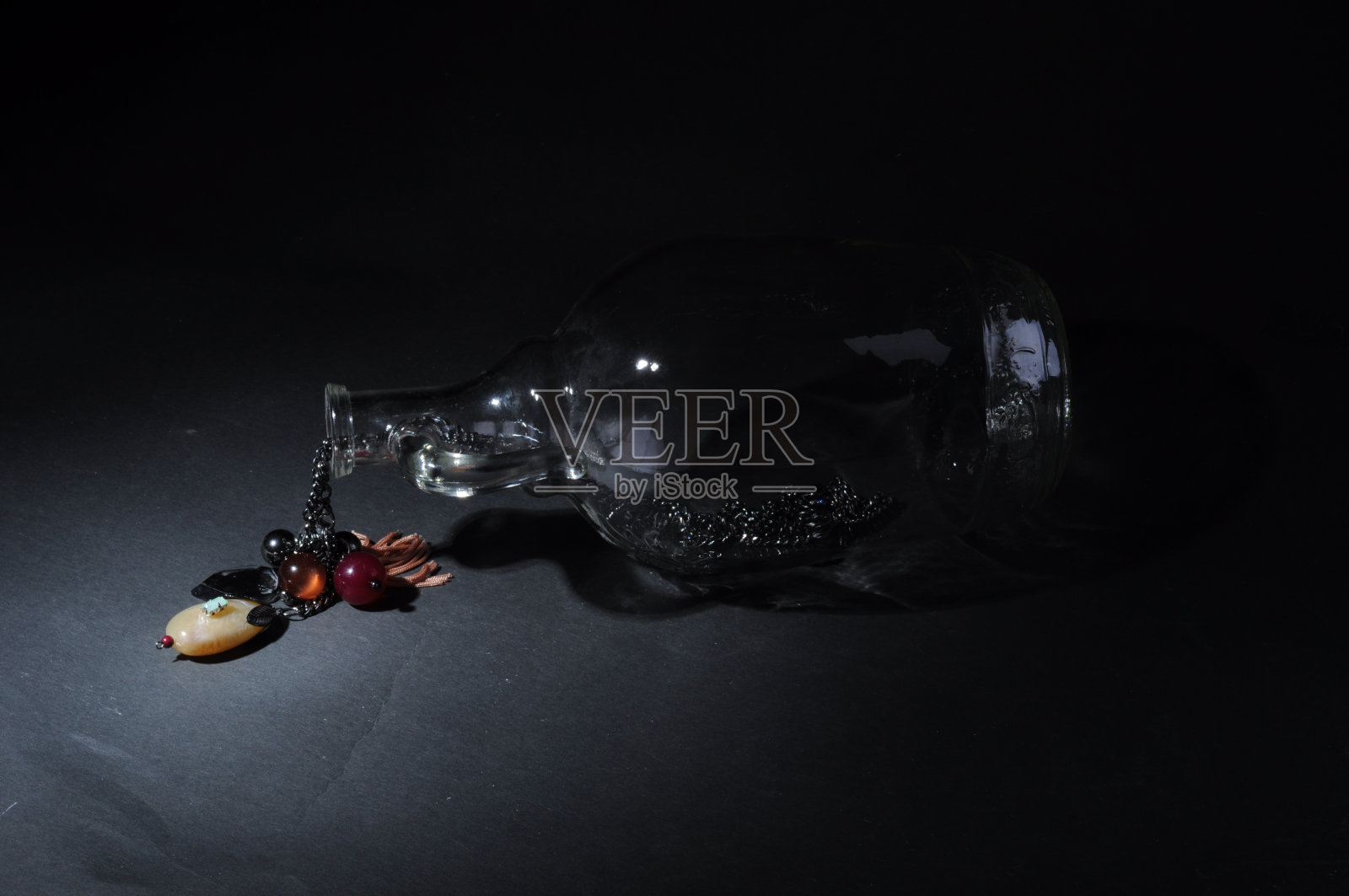 有玻璃瓶和珠宝的静物画照片摄影图片