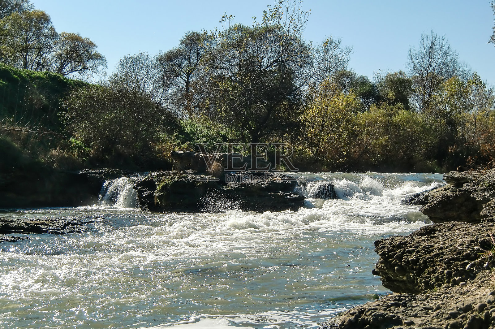 河上的小瀑布照片摄影图片