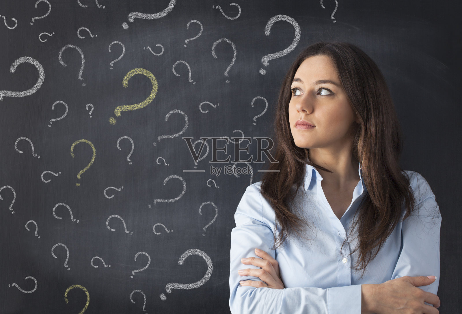 年轻女子用黑板思考照片摄影图片