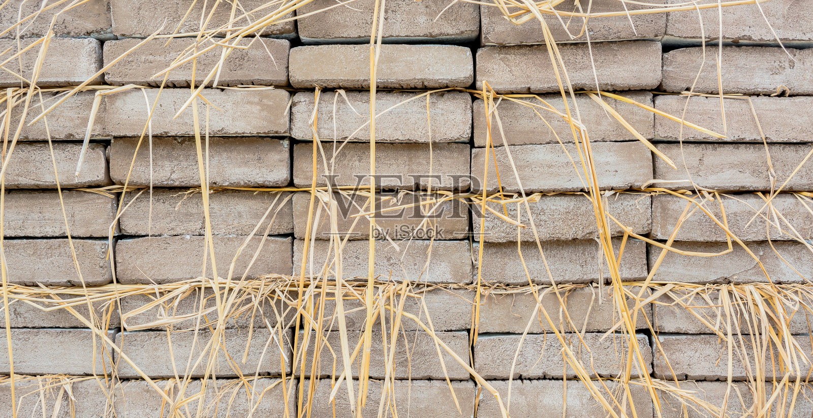 灰色混凝土纹理与木材模板雕刻在它的背景照片摄影图片