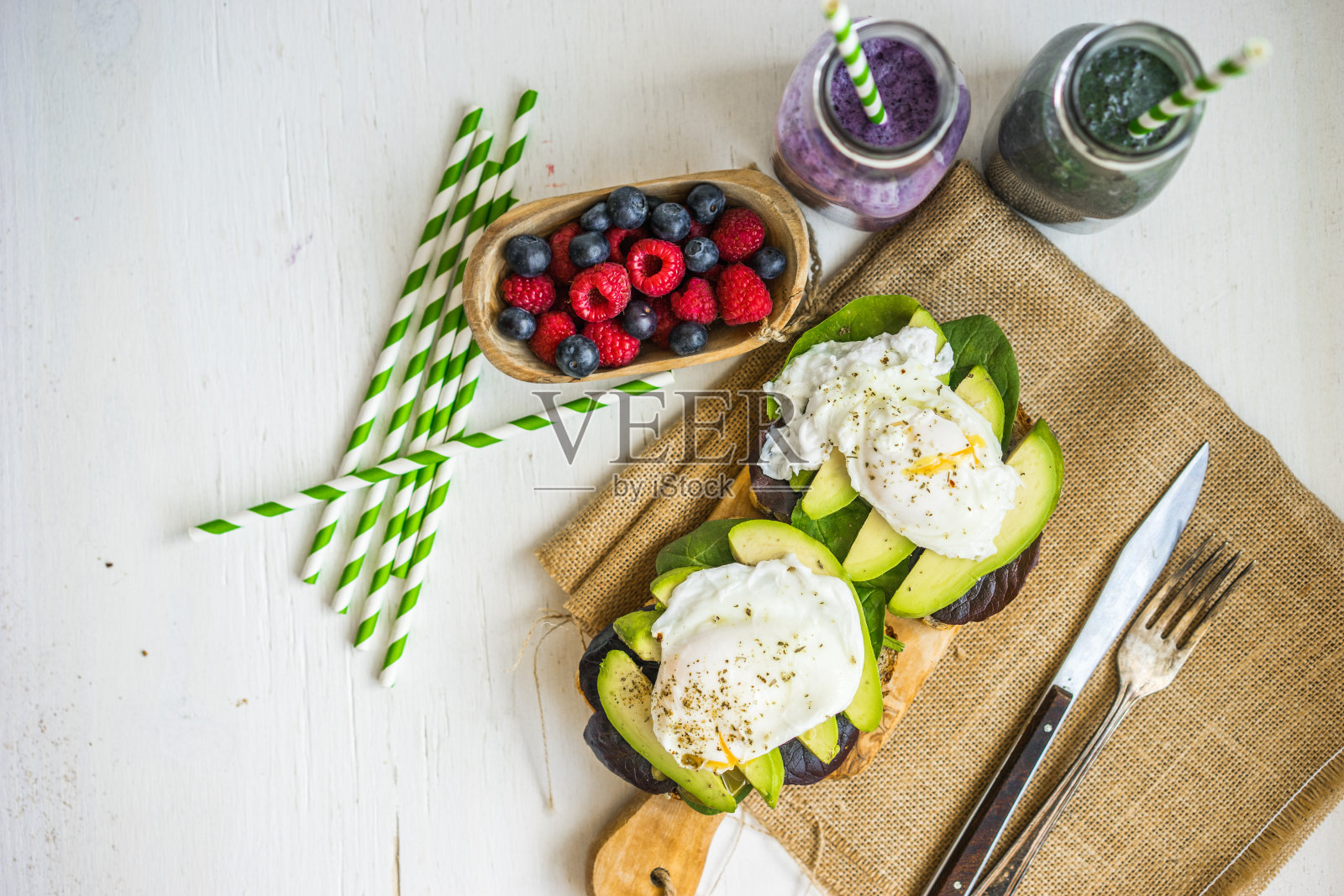 健康的牛油果和水煮鸡蛋三明治照片摄影图片