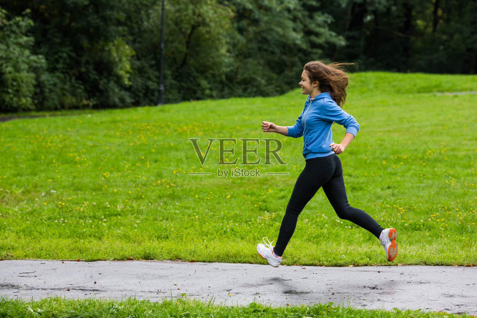 年轻女子在户外跑步照片摄影图片