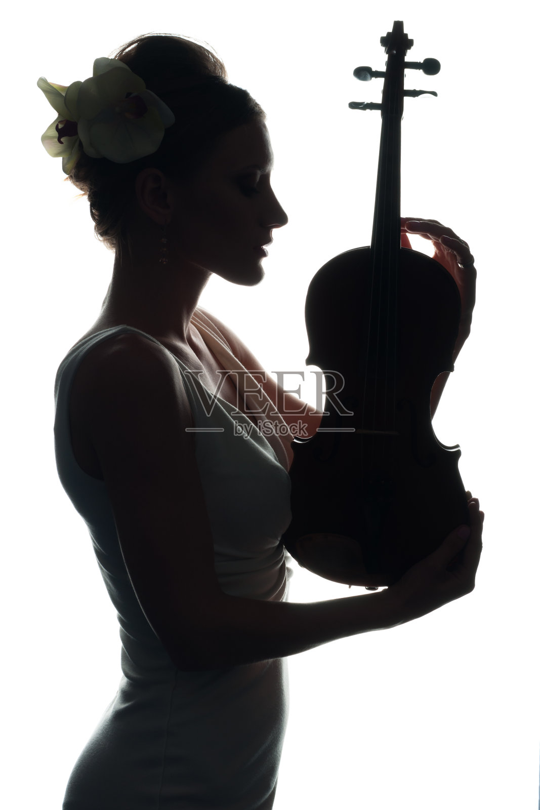 一个年轻小提琴家的肖像照片摄影图片