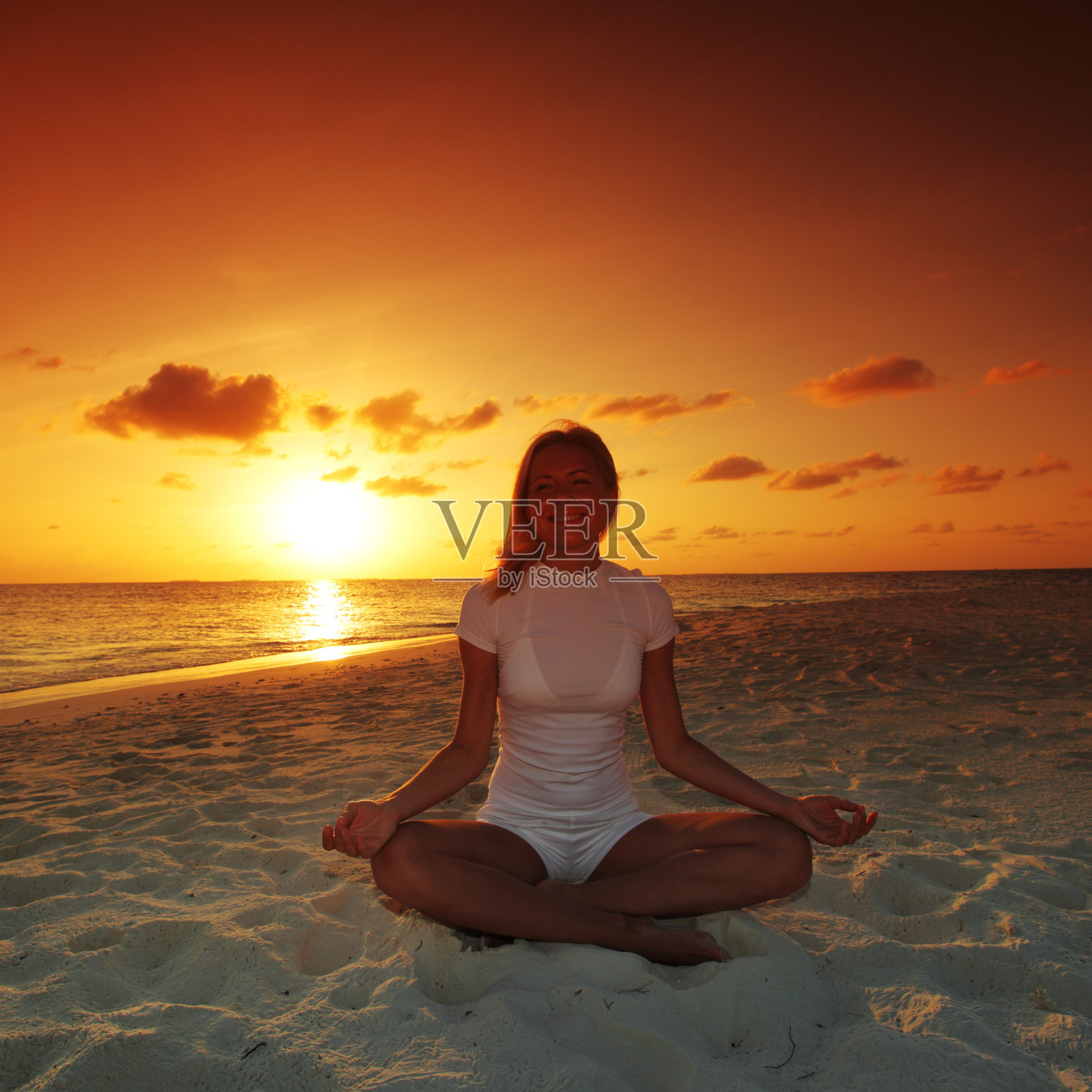 日落瑜伽的女人照片摄影图片