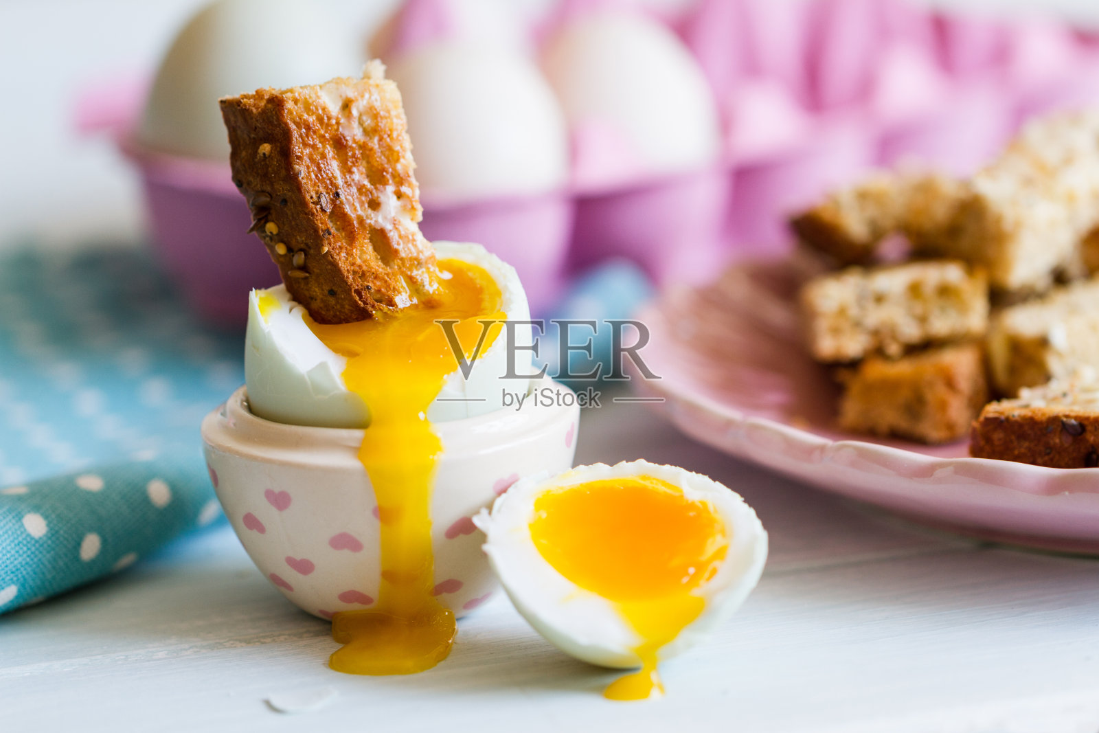 煮熟的蓝鸭蛋，软蛋黄，配吐司照片摄影图片