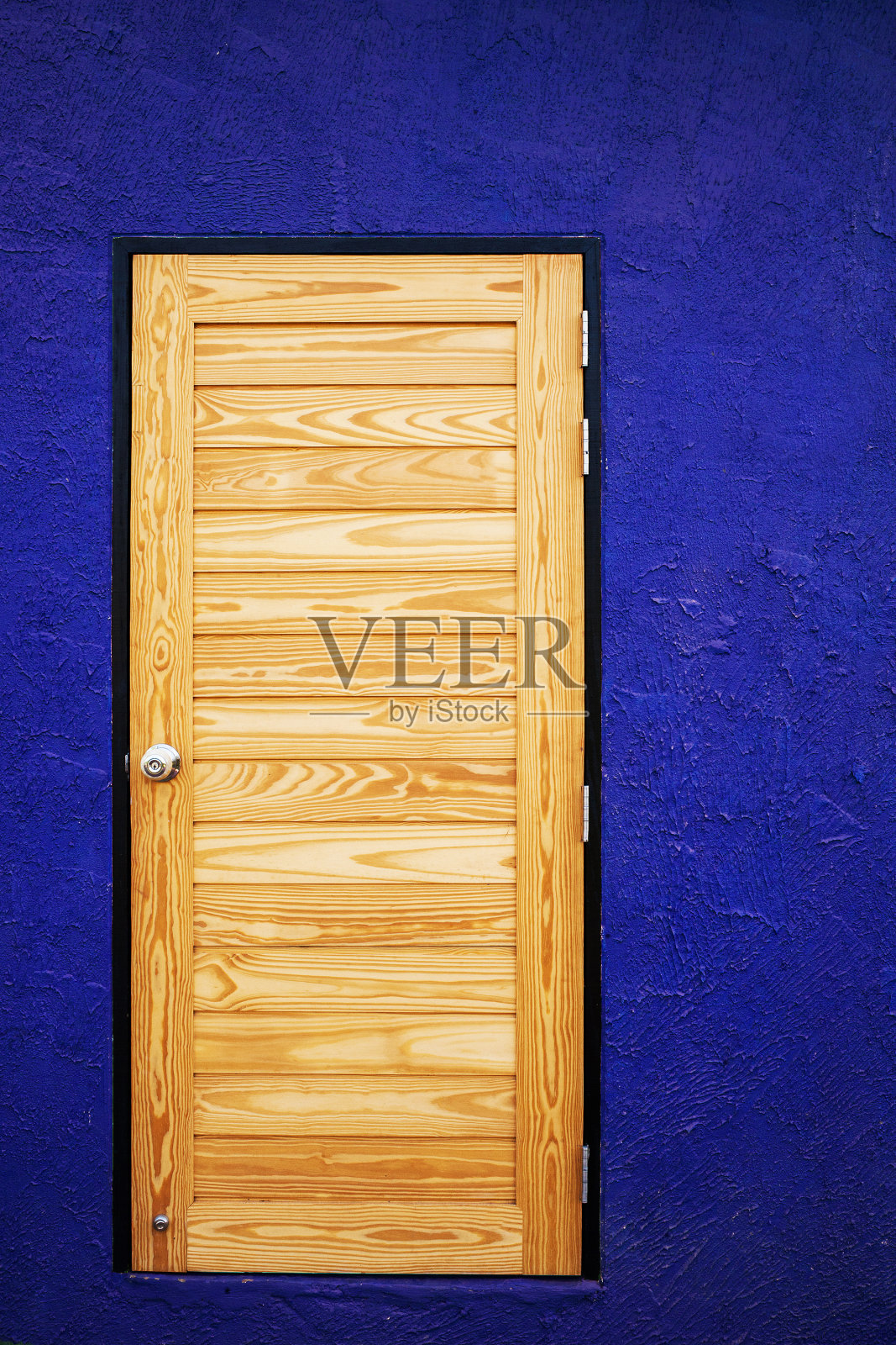 木质门上蓝色背景照片摄影图片