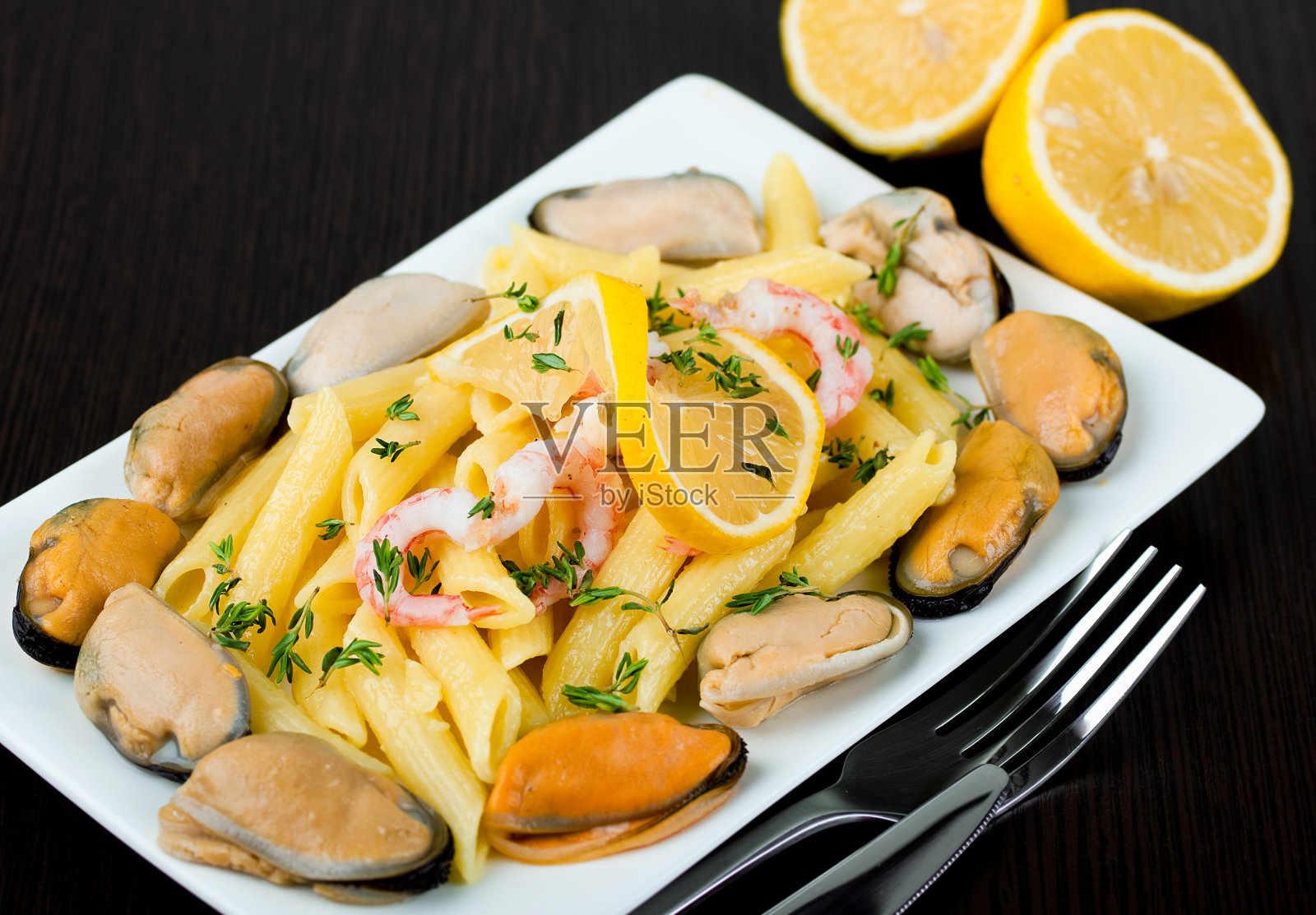 意大利面和贻贝照片摄影图片