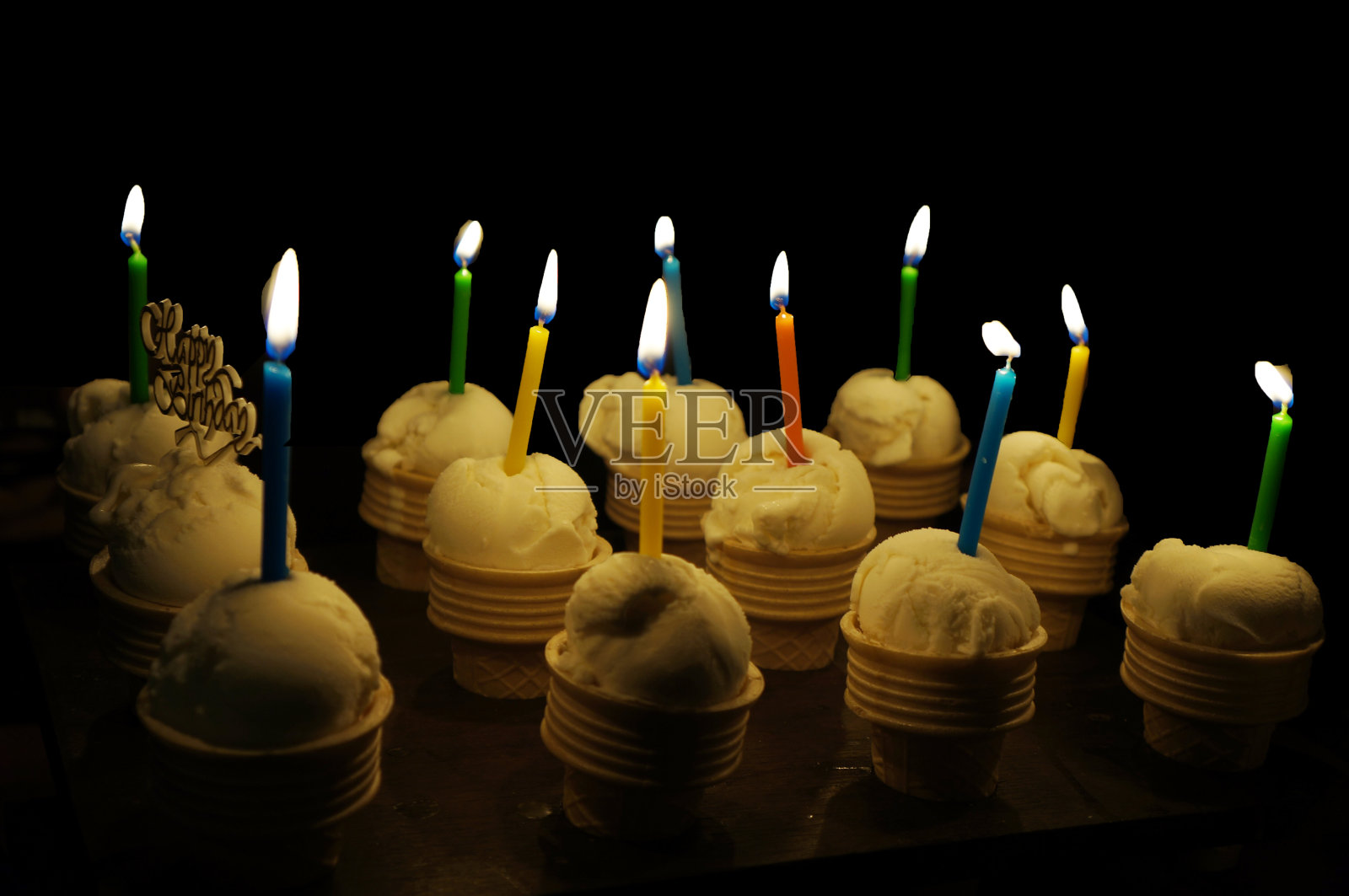 生日快乐冰淇淋蛋糕照片摄影图片