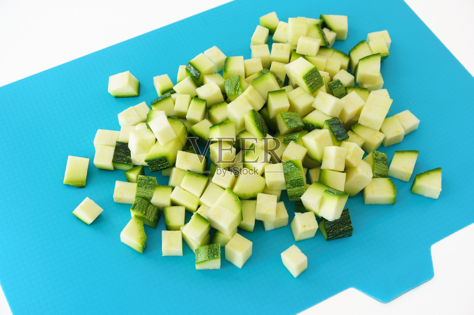 在切菜板上切蔬菜照片摄影图片