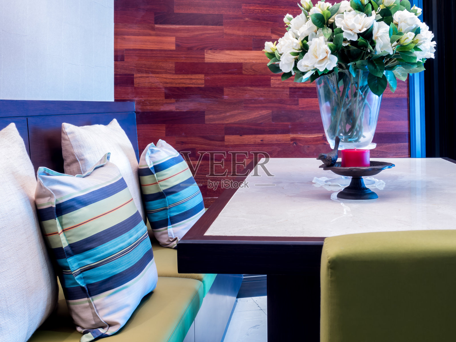 室内设计的现代餐桌与人造花照片摄影图片