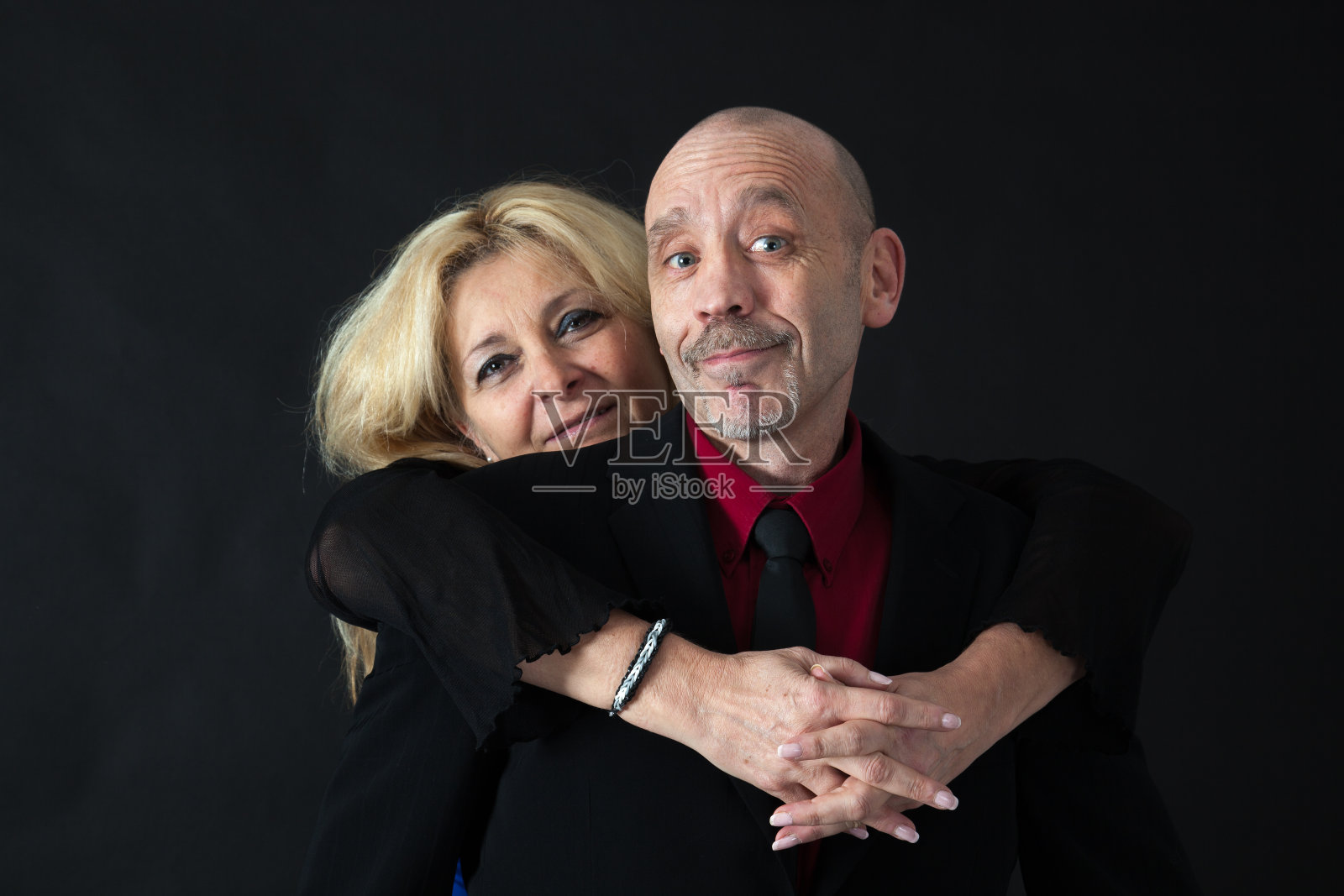 一对漂亮的情侣穿着不同的衣服，表情也不一样照片摄影图片