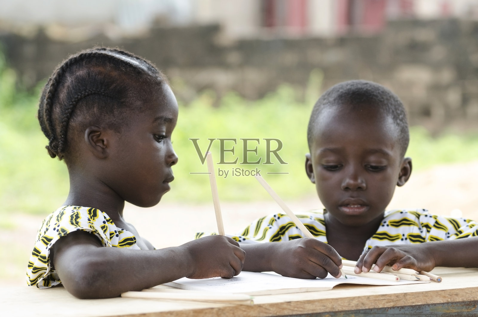 一对非洲裔儿童在学校做作业照片摄影图片