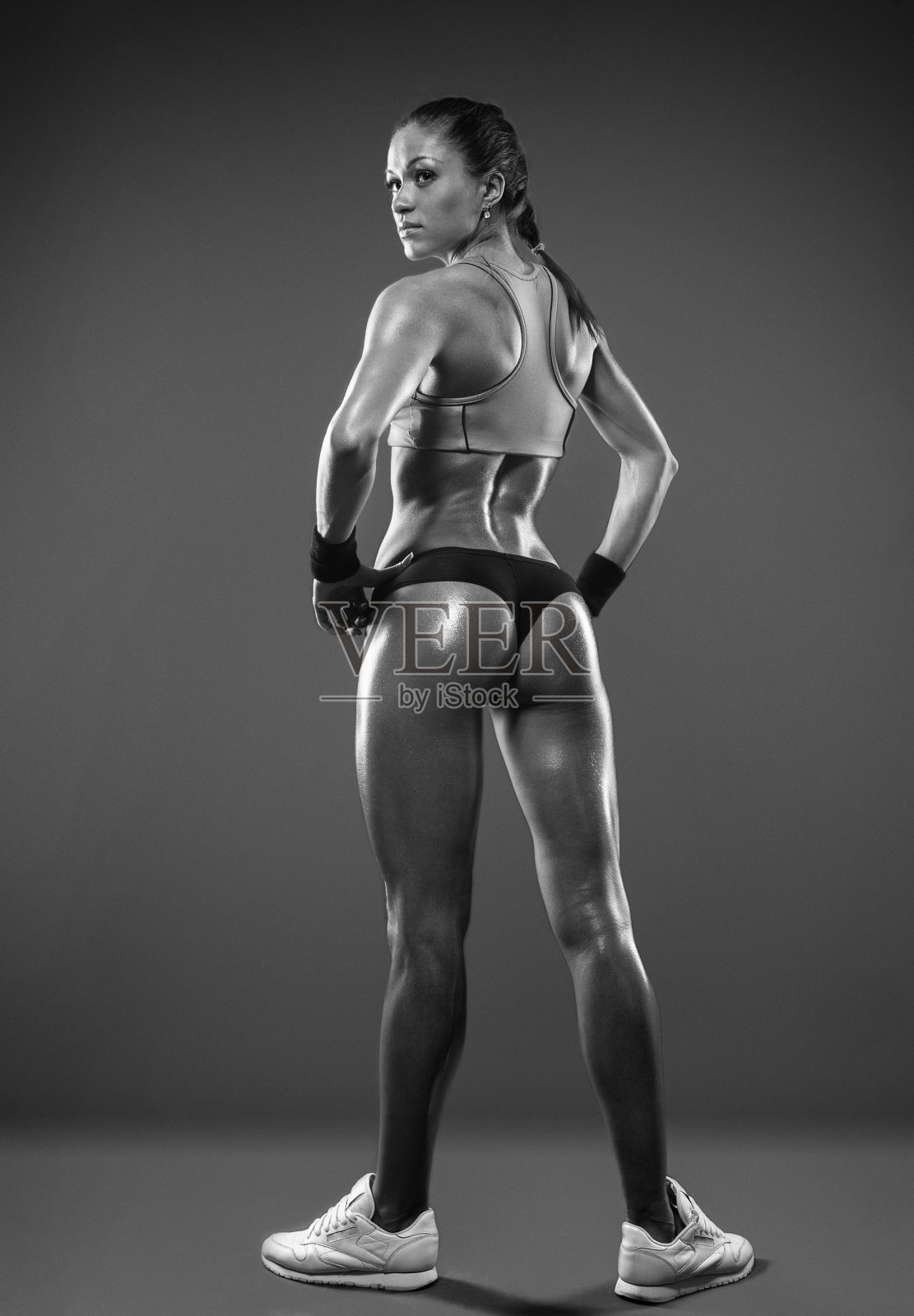 运动的年轻女子显示背部肌肉照片摄影图片